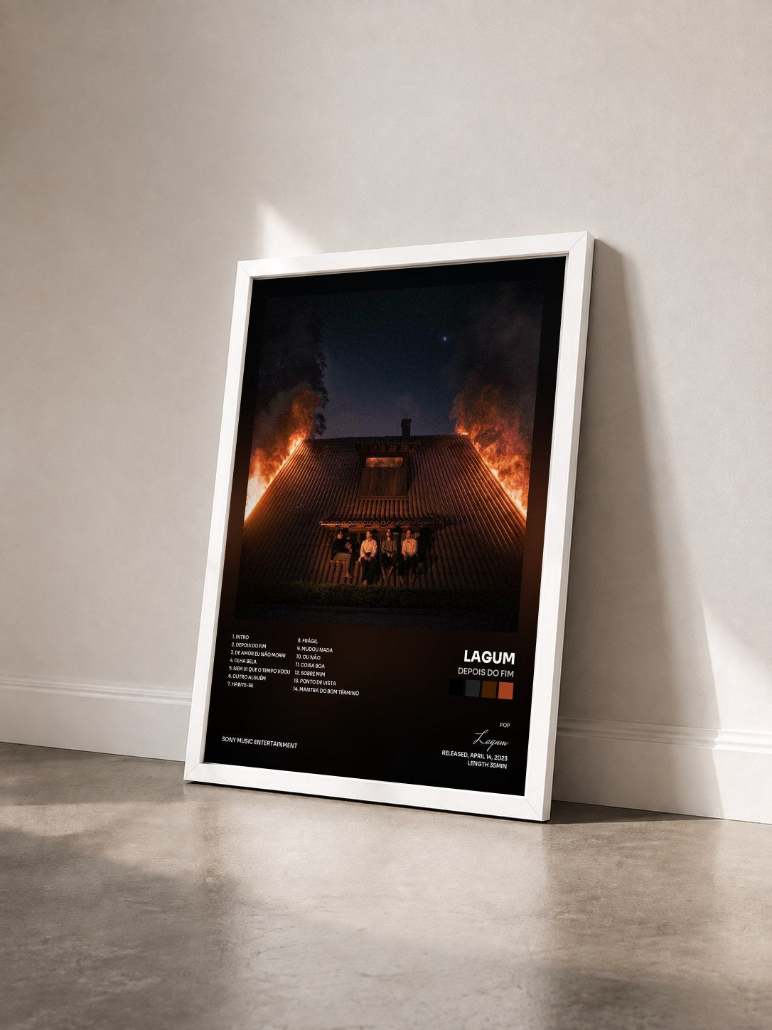 #blanc Tableau de l'album Depois do Fim de Lagum vu de trois quarts, cadre blanc