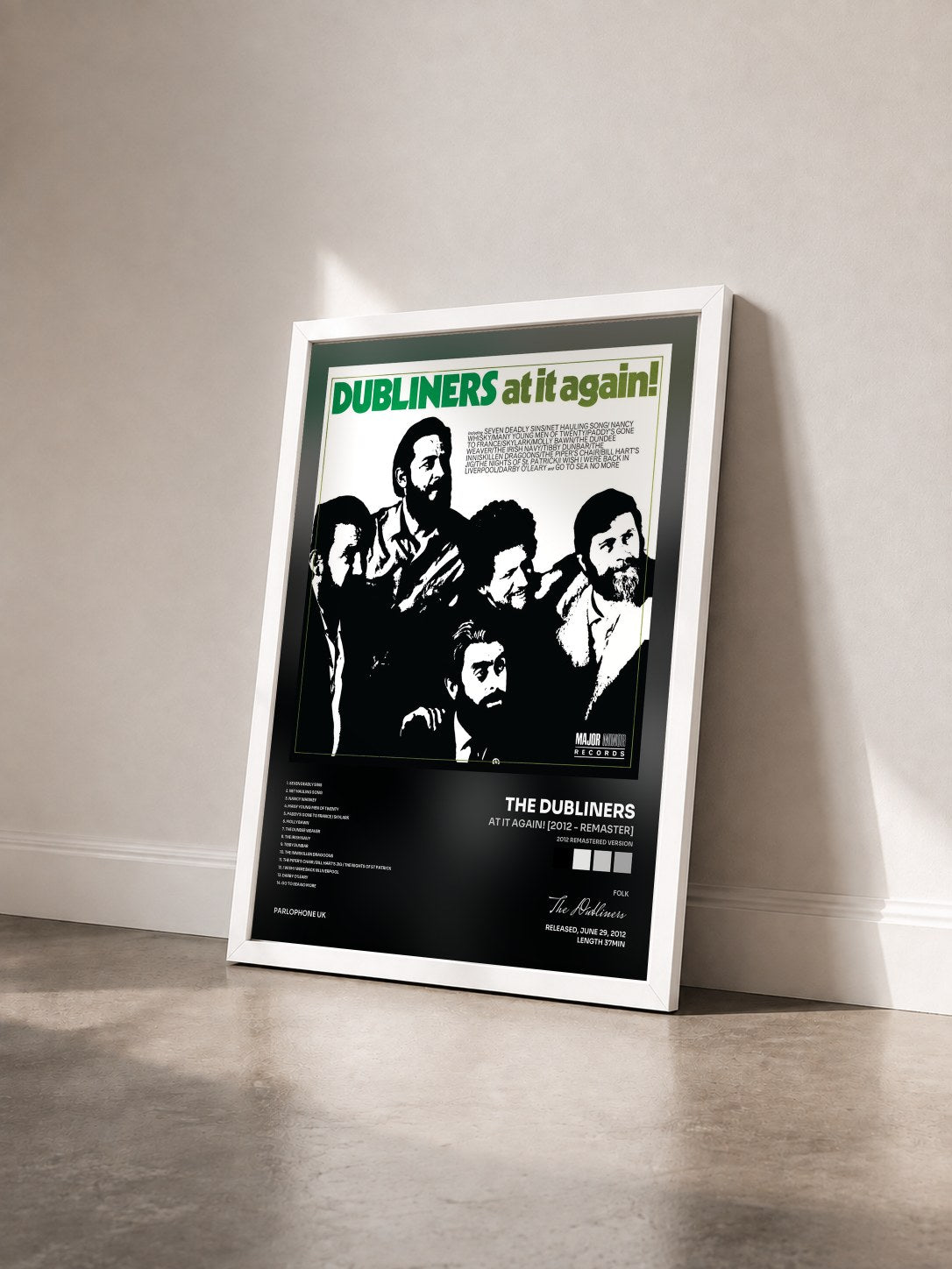 #blanc Tableau de l'album At It Again! [2012 - Remaster] (2012 Remastered Version) de The Dubliners vu de trois quarts, cadre blanc
