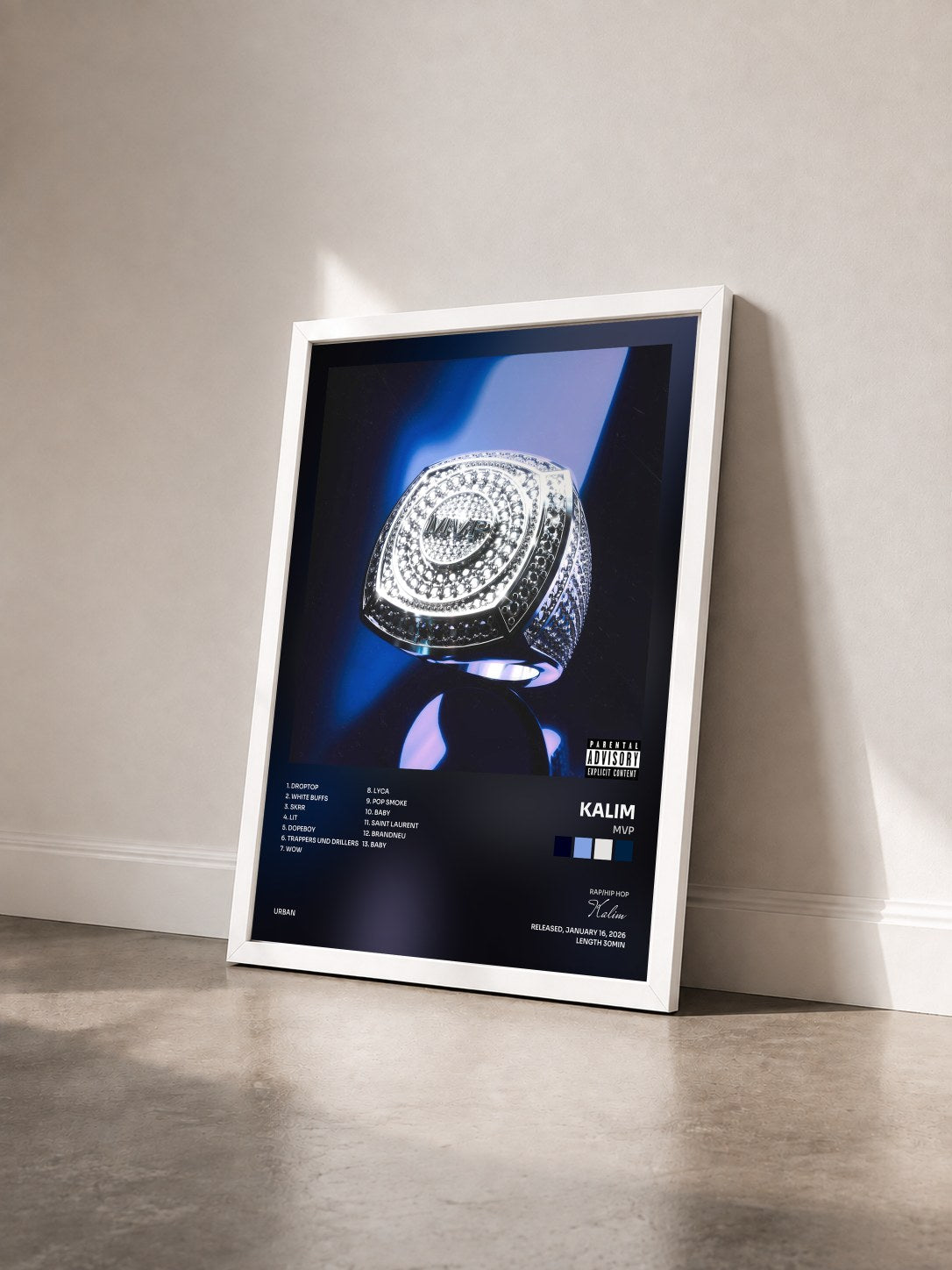 #blanc Tableau de l'album MVP de Kalim vu de trois quarts, cadre blanc