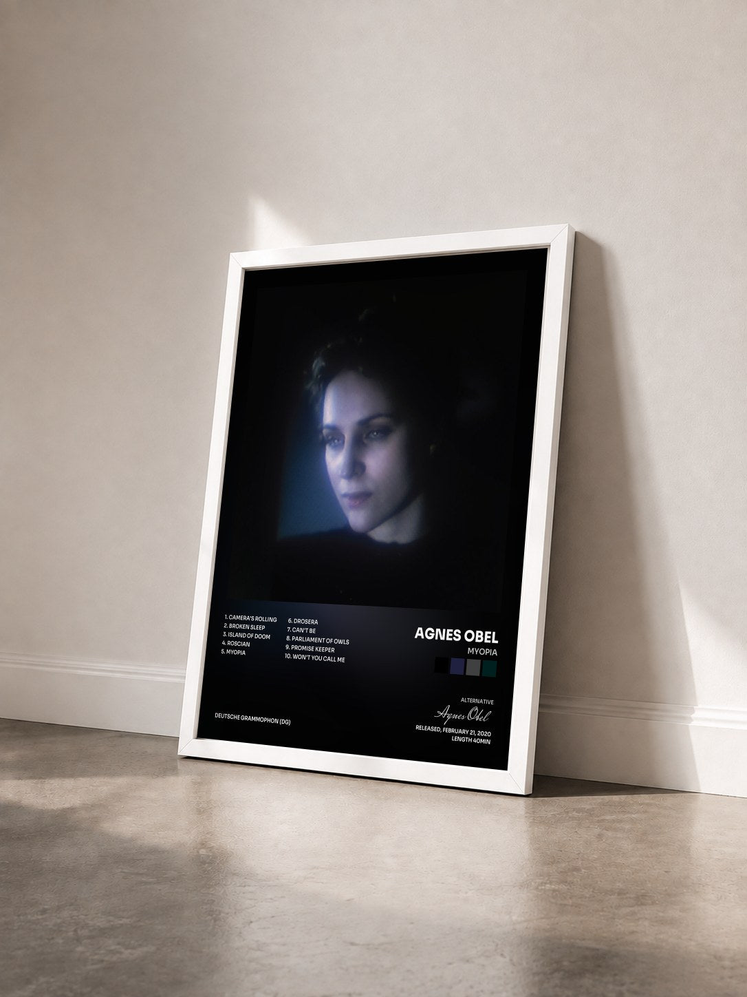 #blanc Tableau de l'album Myopia de Agnes Obel vu de trois quarts, cadre blanc