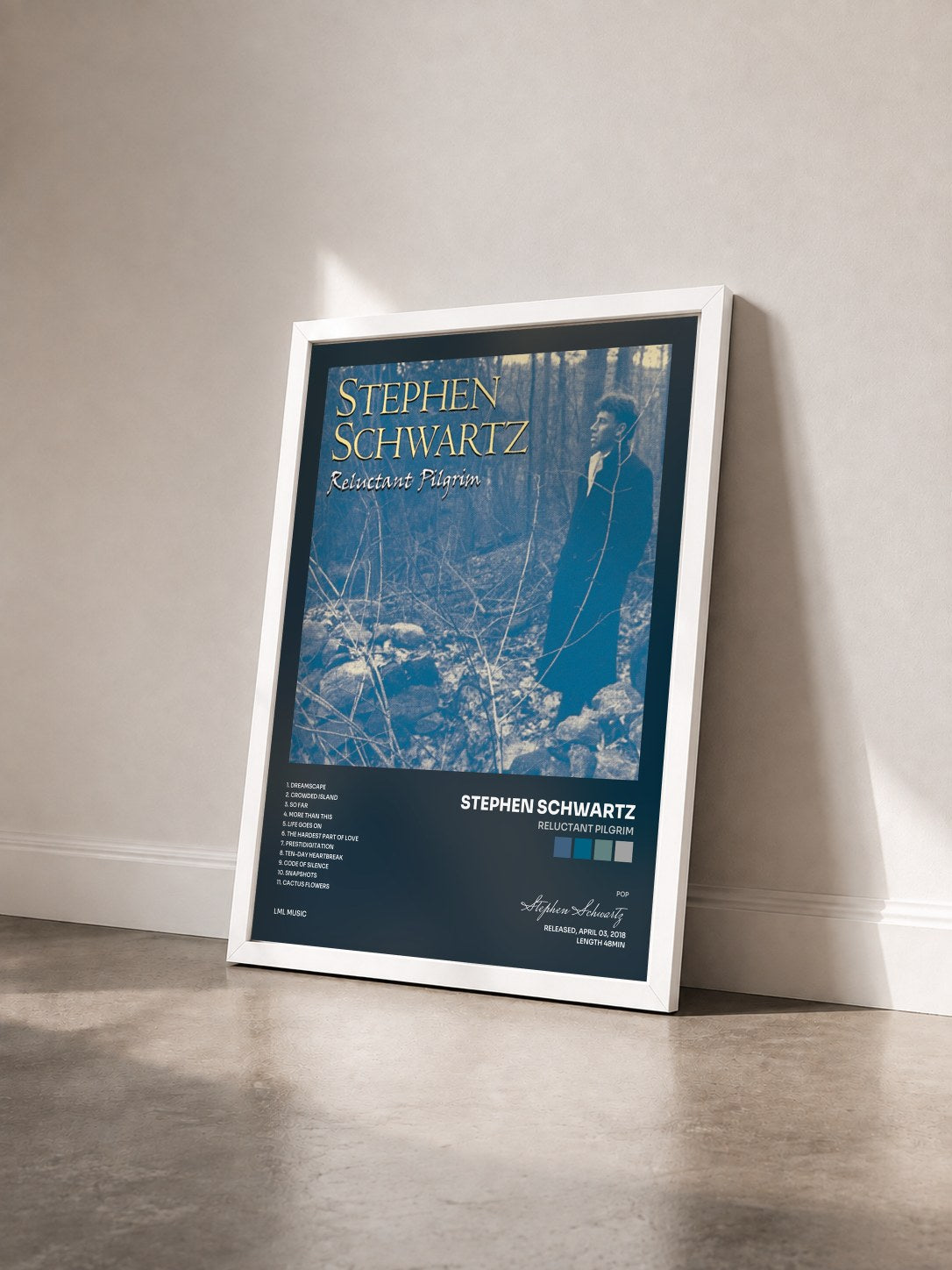 #blanc Tableau de l'album Reluctant Pilgrim de Stephen Schwartz vu de trois quarts, cadre blanc