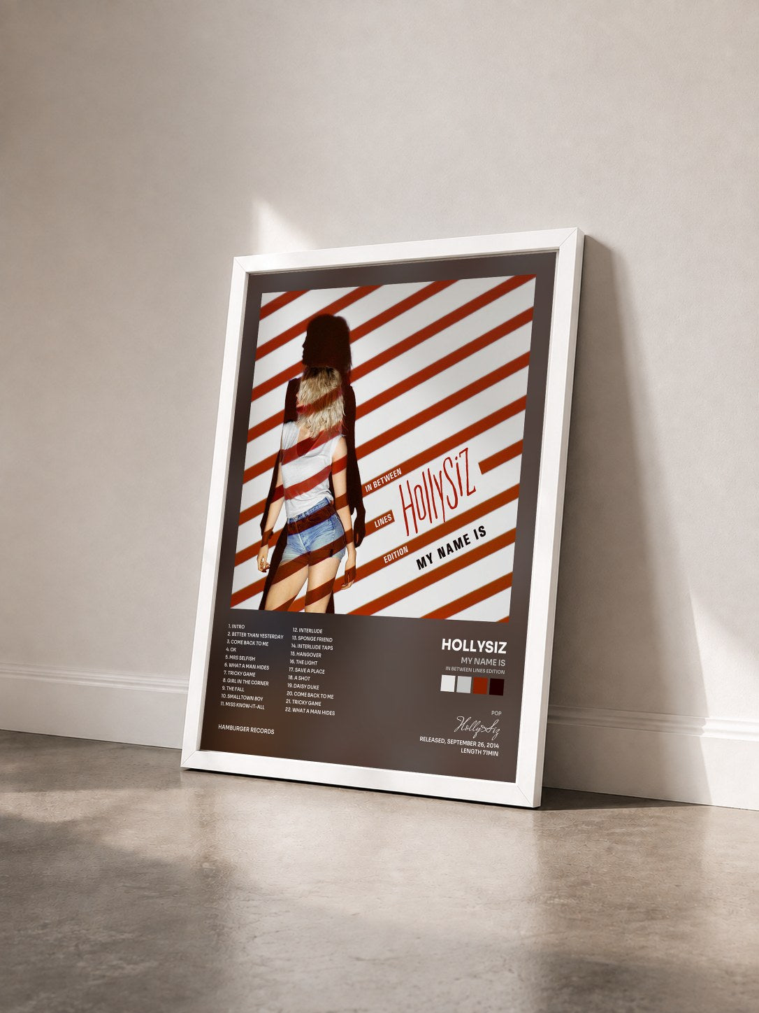 #blanc Tableau de l'album My Name Is (In Between Lines Edition) de HollySiz vu de trois quarts, cadre blanc