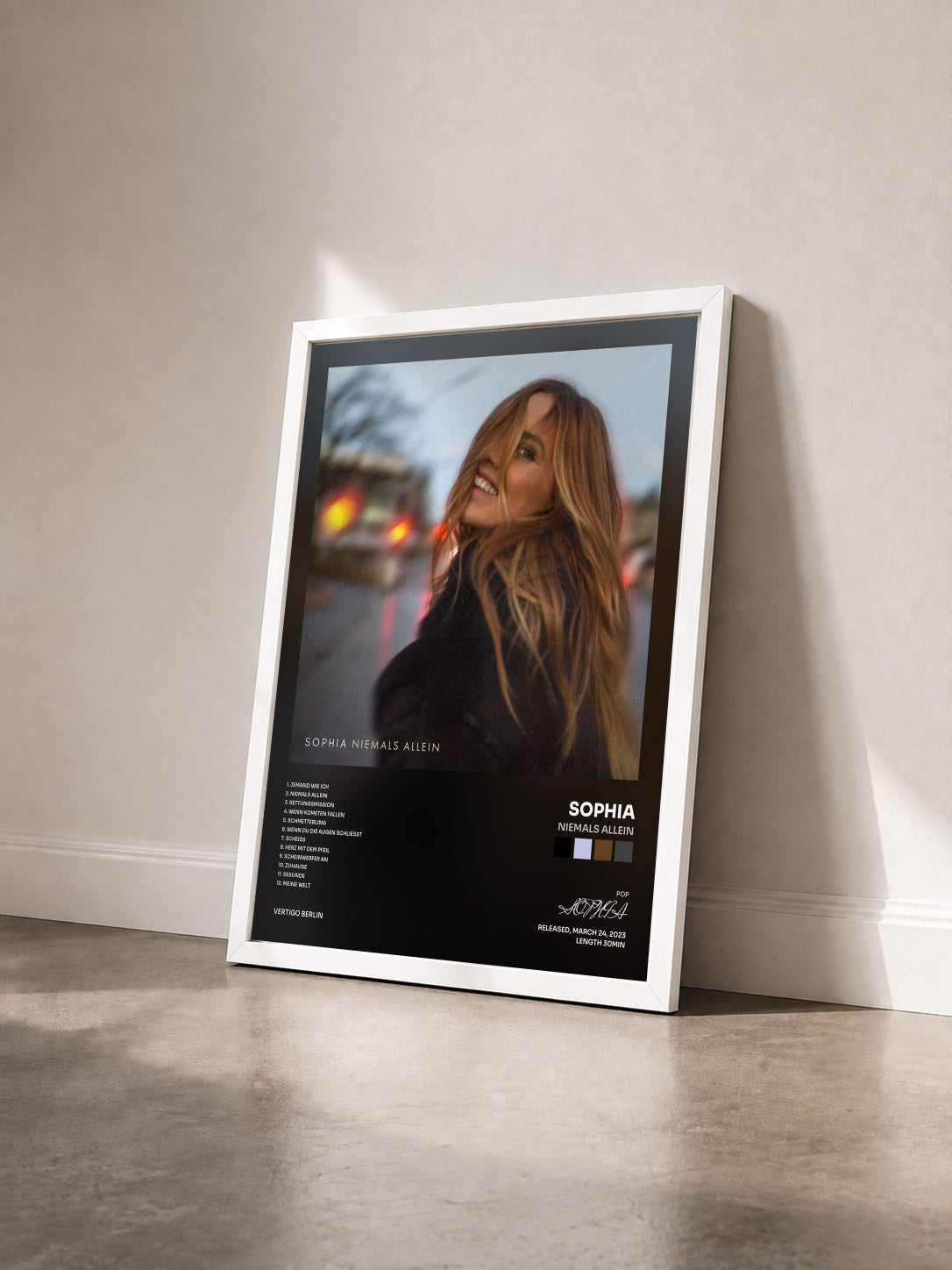 #blanc Tableau de l'album NIEMALS ALLEIN de SOPHIA vu de trois quarts, cadre blanc