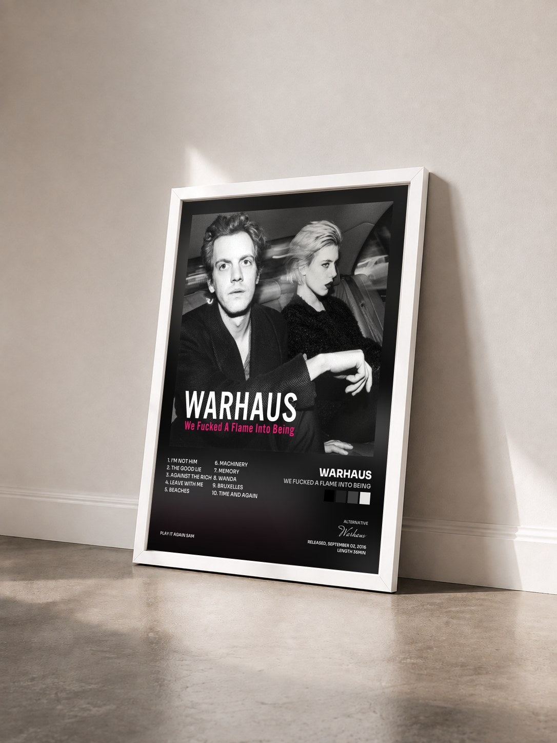 #blanc Tableau de l'album We Fucked a Flame Into Being de Warhaus vu de trois quarts, cadre blanc
