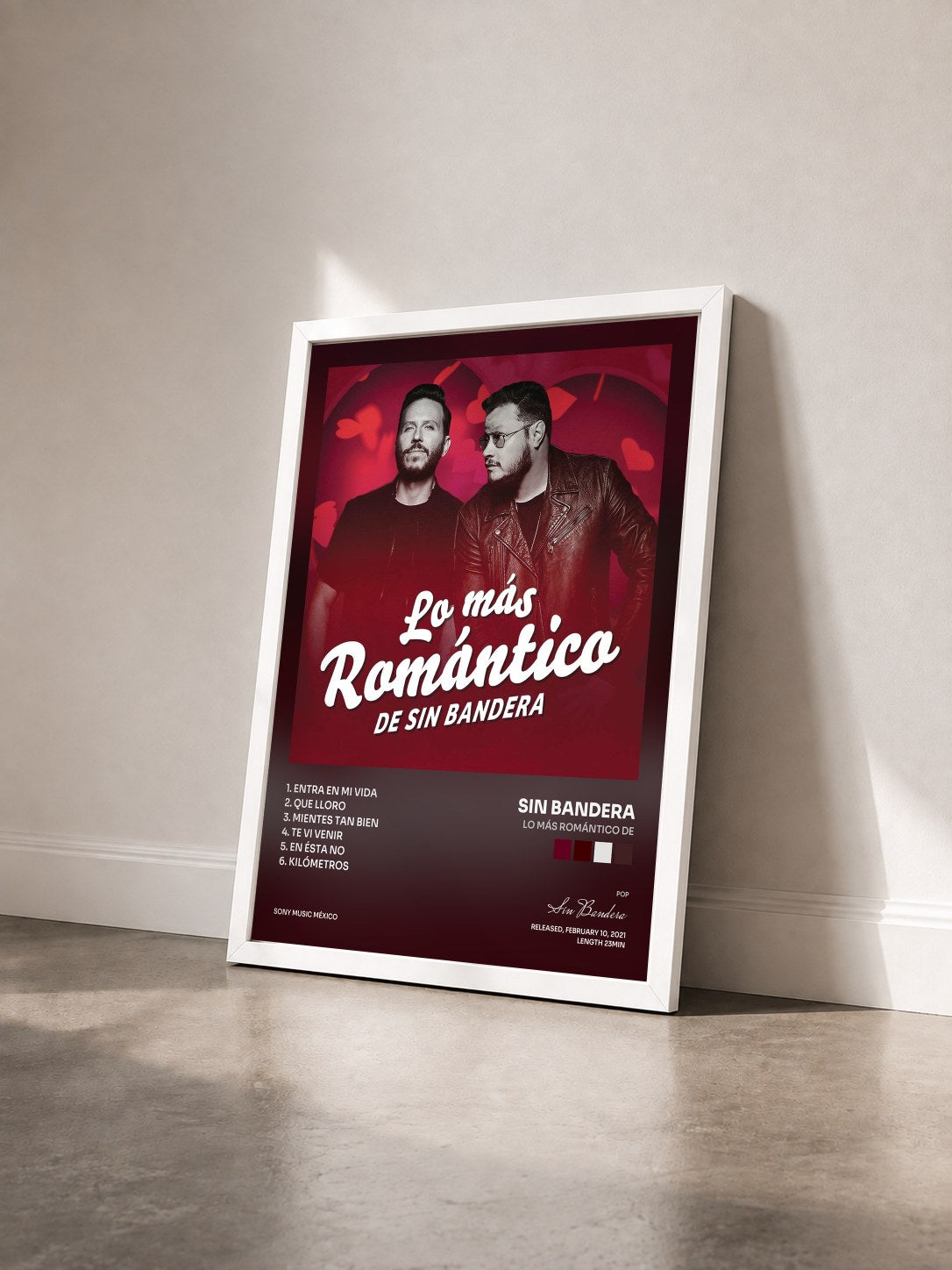 #blanc Tableau de l'album Lo Más Romántico de de Sin Bandera vu de trois quarts, cadre blanc