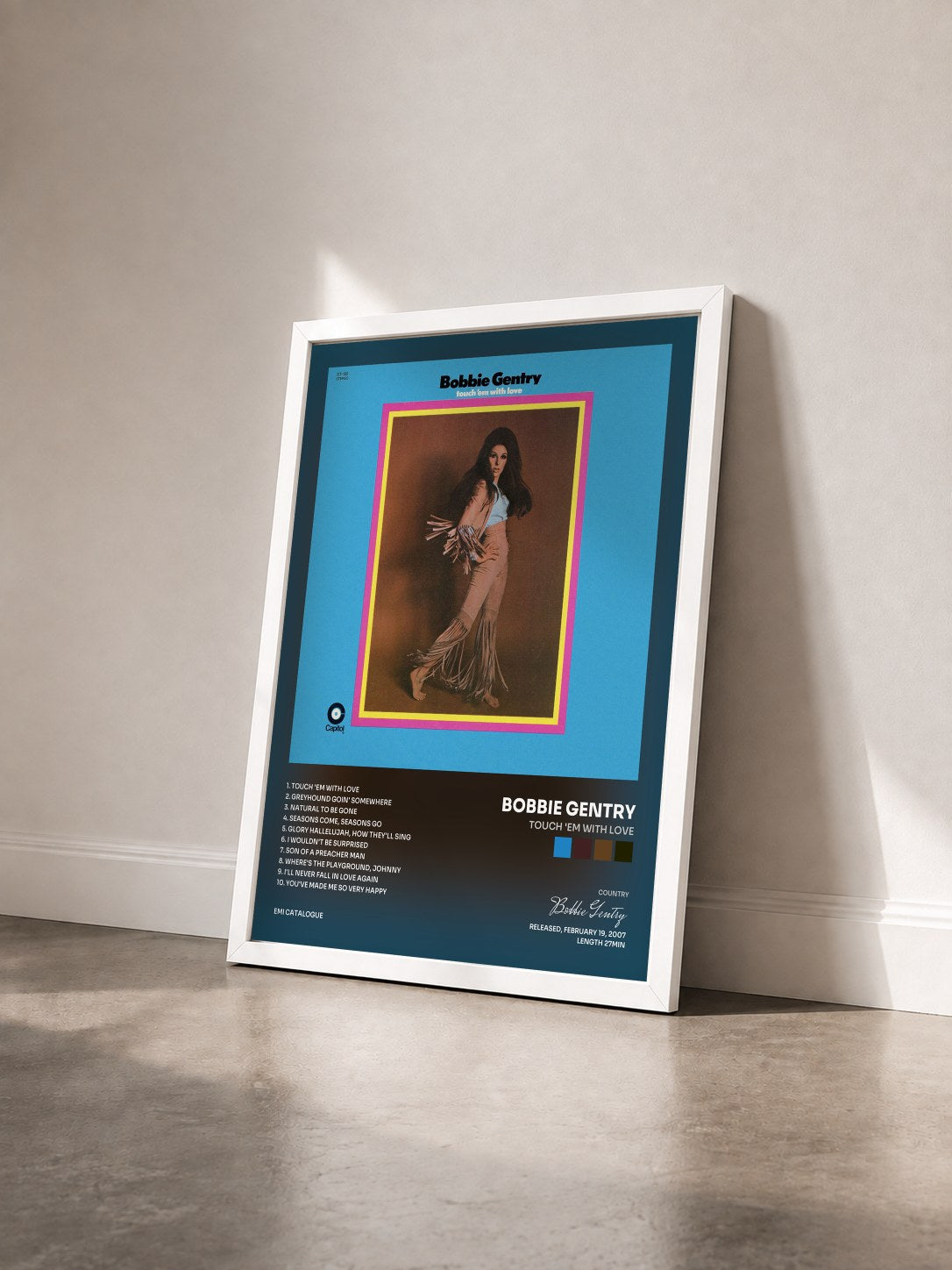#blanc Tableau de l'album Touch 'Em With Love de Bobbie Gentry vu de trois quarts, cadre blanc