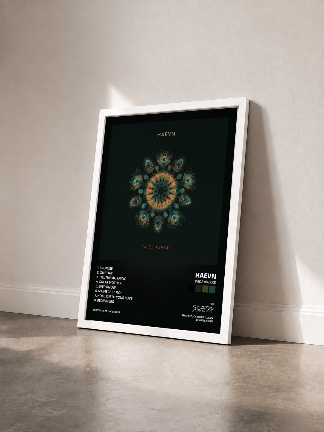 #blanc Tableau de l'album Wide Awake de HAEVN vu de trois quarts, cadre blanc
