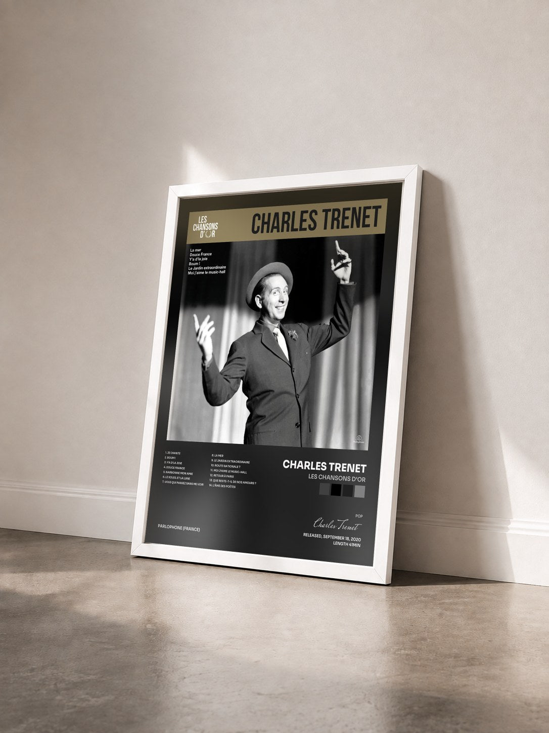 #blanc Tableau de l'album Les chansons d'or de Charles Trenet vu de trois quarts, cadre blanc