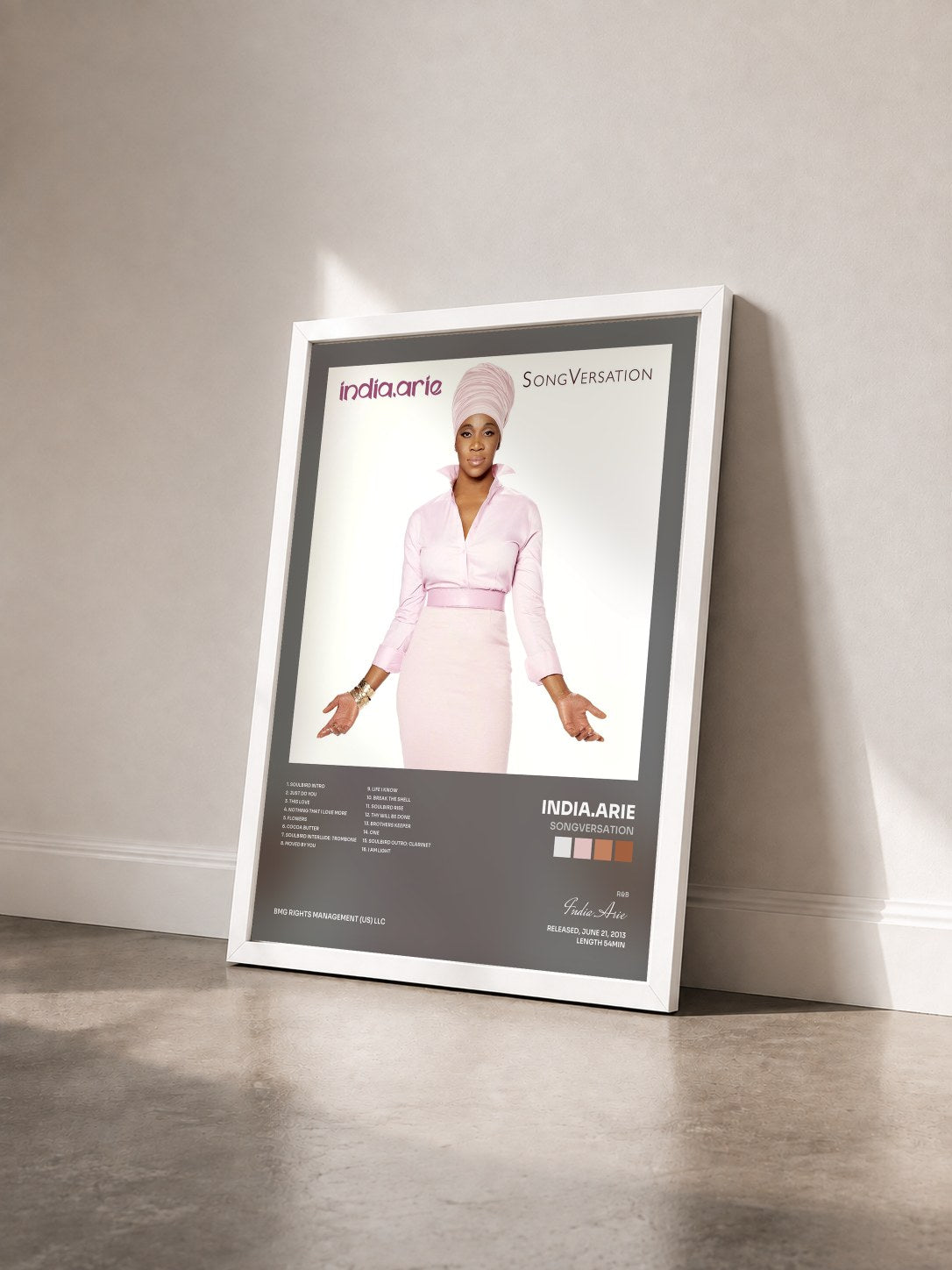 #blanc Tableau de l'album SongVersation de India.Arie vu de trois quarts, cadre blanc