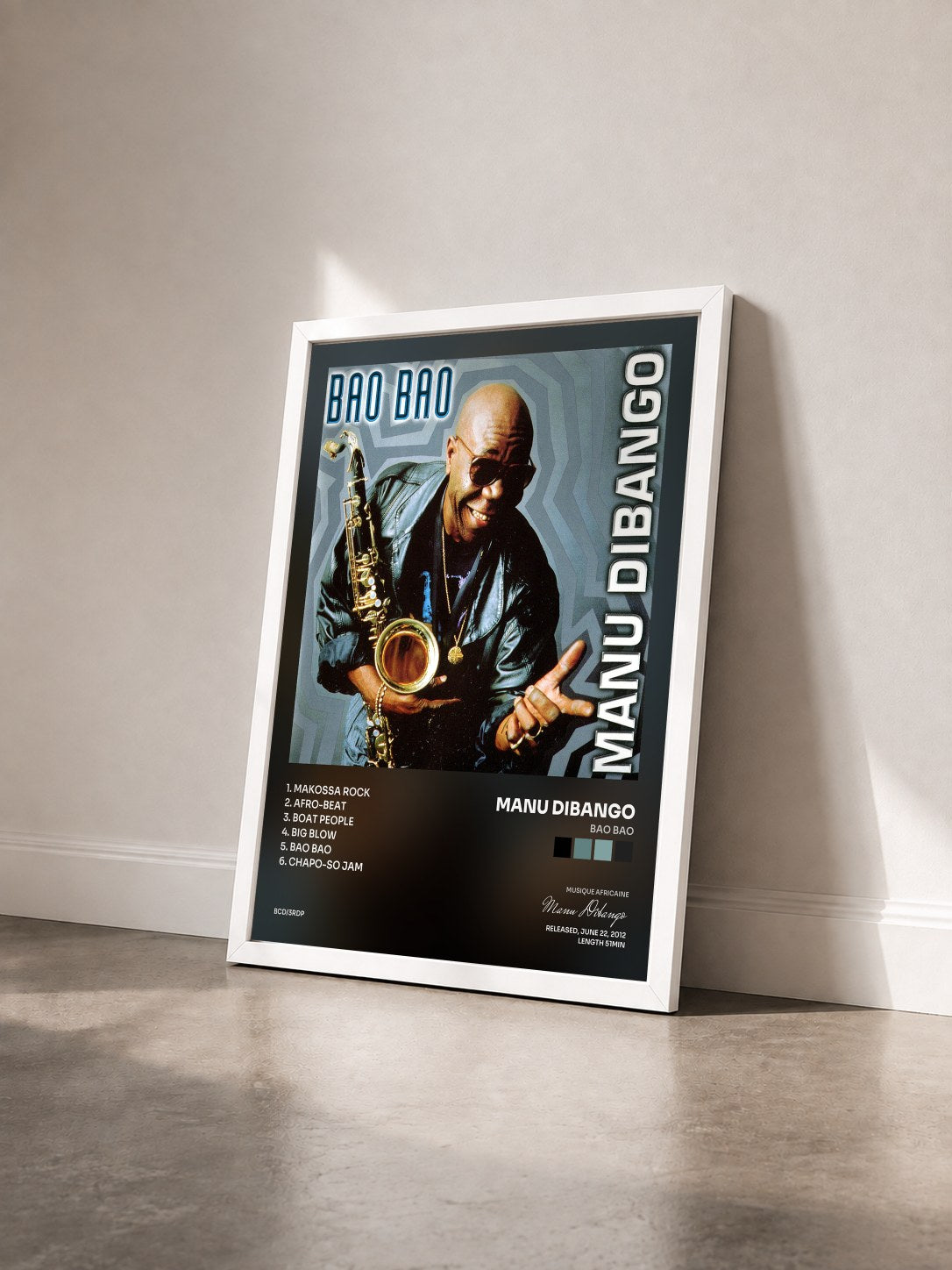 #blanc Tableau de l'album Bao Bao de Manu Dibango vu de trois quarts, cadre blanc