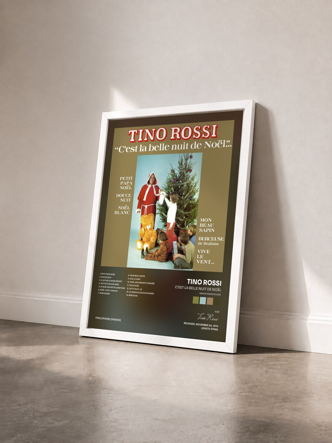 #blanc Tableau de l'album C'est la belle nuit de Noël (Remasterisé en 2018) de Tino Rossi vu de trois quarts, cadre blanc