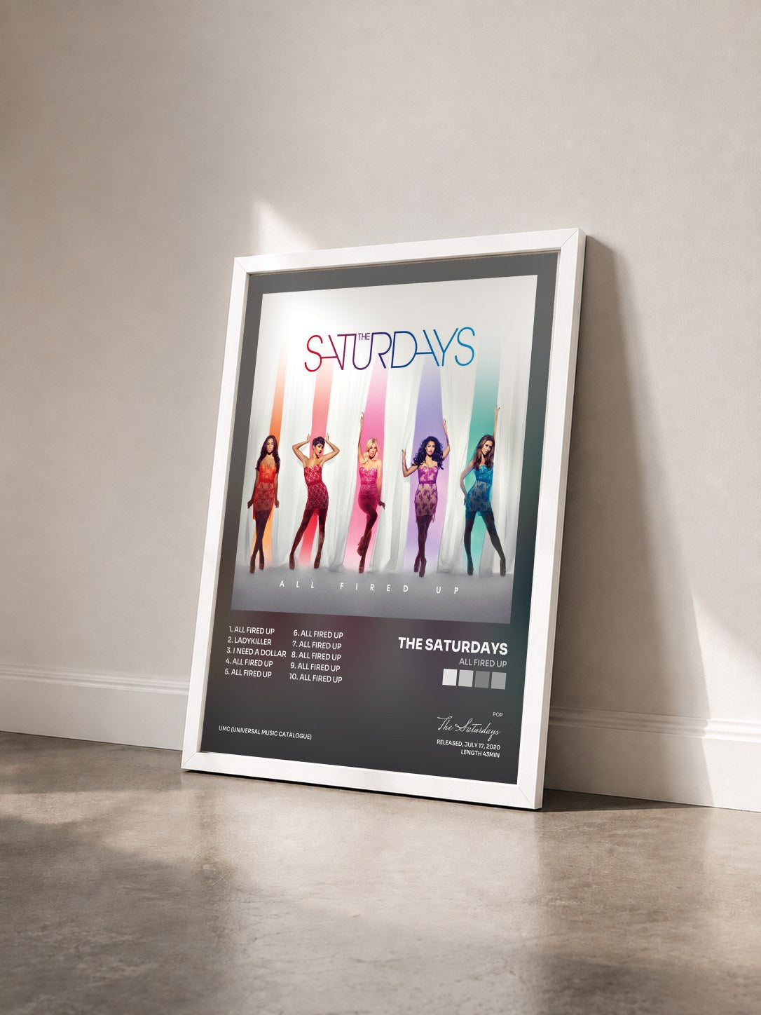 #blanc Tableau de l'album All Fired Up de The Saturdays vu de trois quarts, cadre blanc