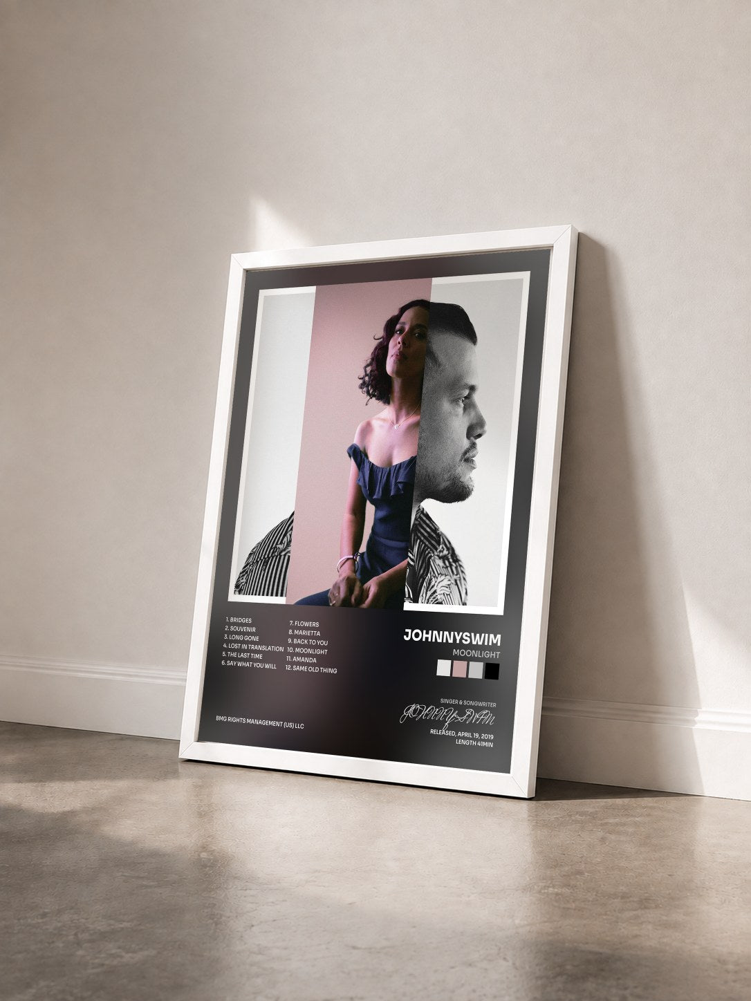 #blanc Tableau de l'album Moonlight de JOHNNYSWIM vu de trois quarts, cadre blanc
