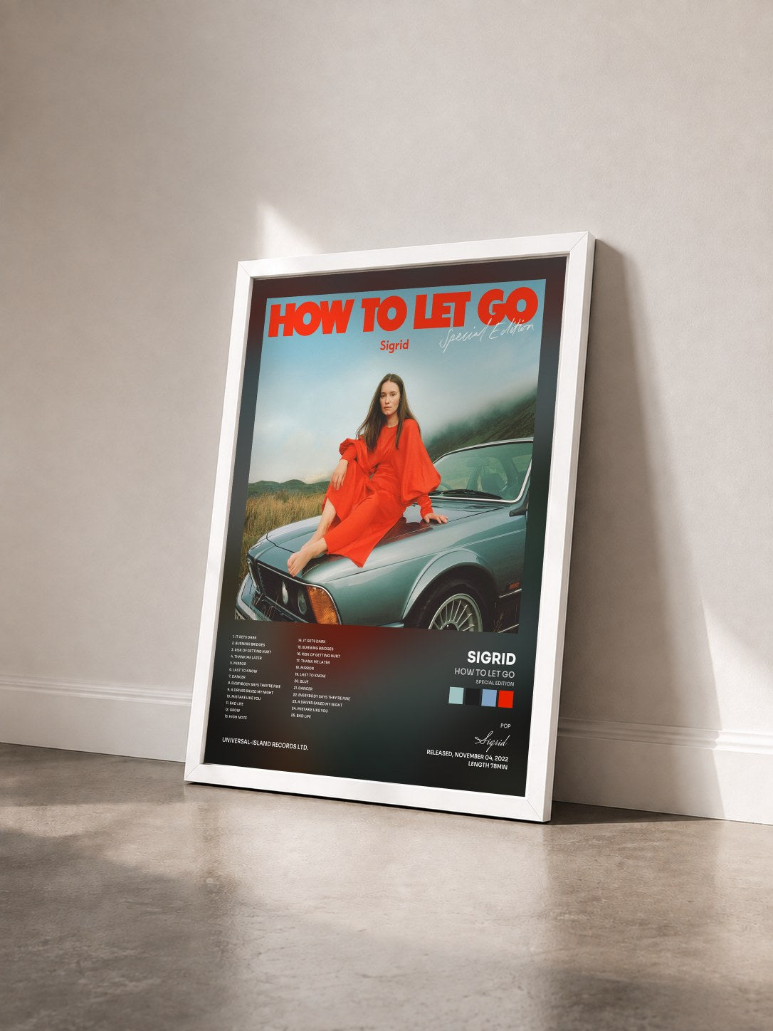 #blanc Tableau de l'album How To Let Go (Special Edition) de Sigrid vu de trois quarts, cadre blanc