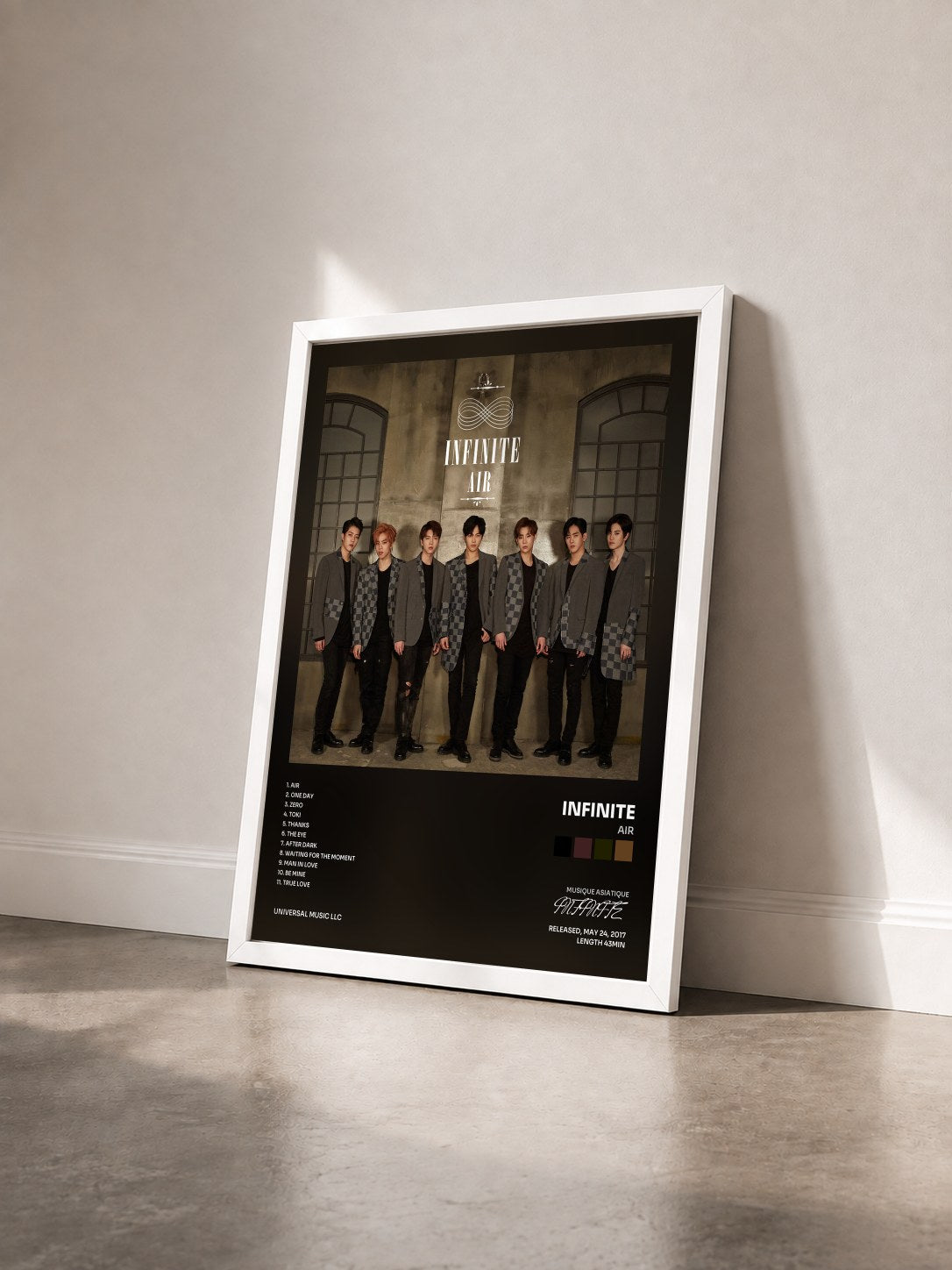 #blanc Tableau de l'album Air de INFINITE vu de trois quarts, cadre blanc