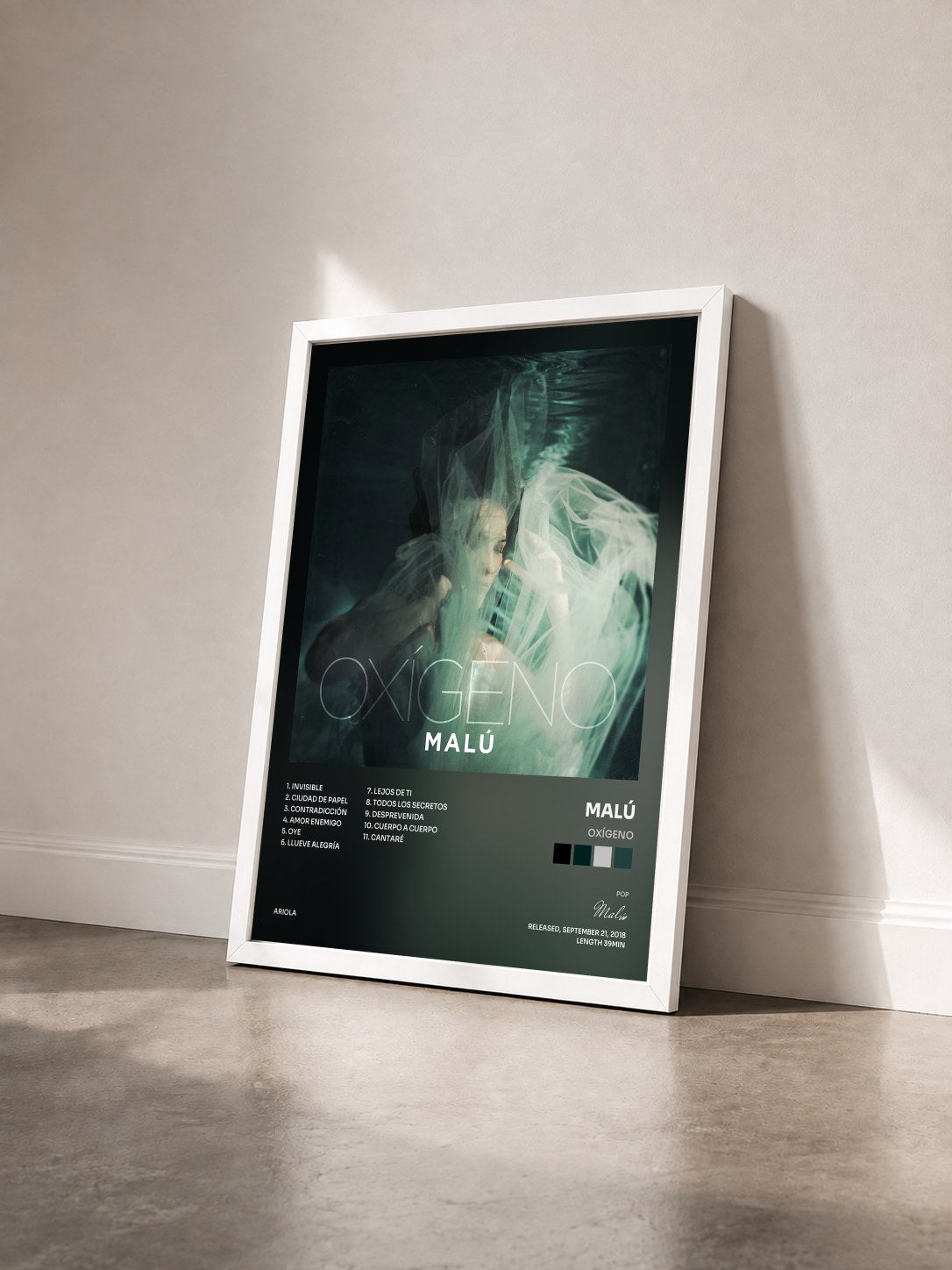 #blanc Tableau de l'album Oxígeno de Malú vu de trois quarts, cadre blanc