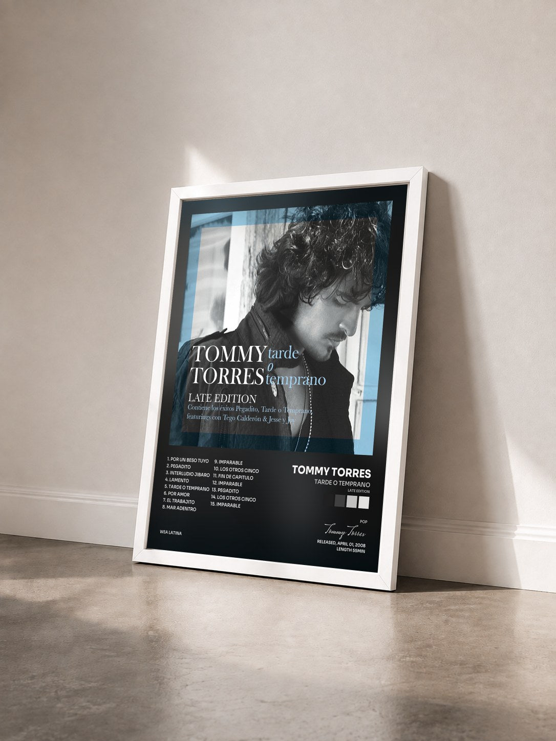#blanc Tableau de l'album Tarde O Temprano (Late Edition) de Tommy Torres vu de trois quarts, cadre blanc