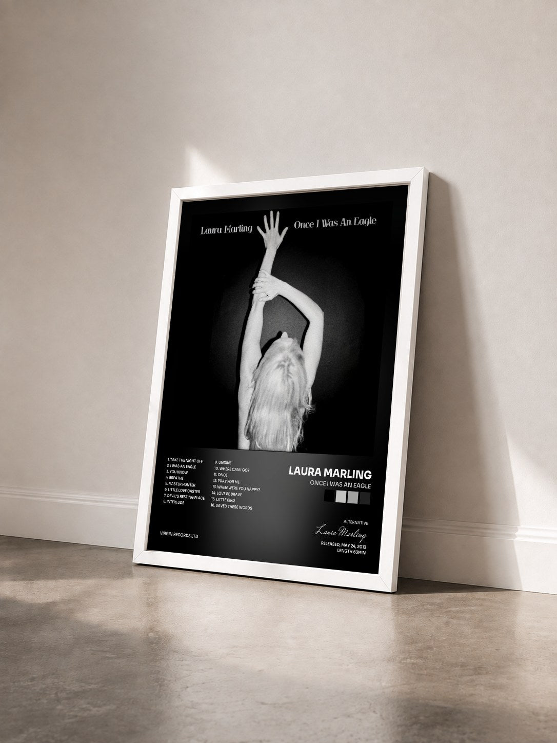 #blanc Tableau de l'album Once I Was An Eagle de Laura Marling vu de trois quarts, cadre blanc