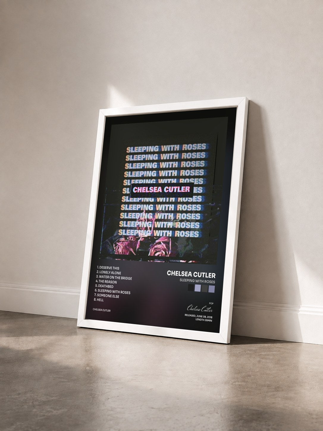 #blanc Tableau de l'album Sleeping with Roses de Chelsea Cutler vu de trois quarts, cadre blanc