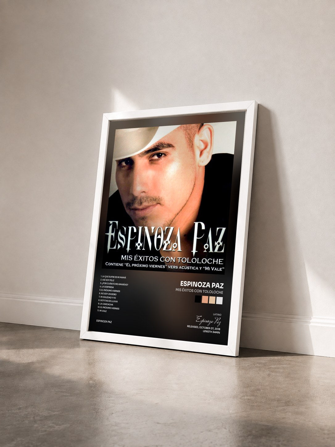 #blanc Tableau de l'album Mis Éxitos Con Tololoche de Espinoza Paz vu de trois quarts, cadre blanc