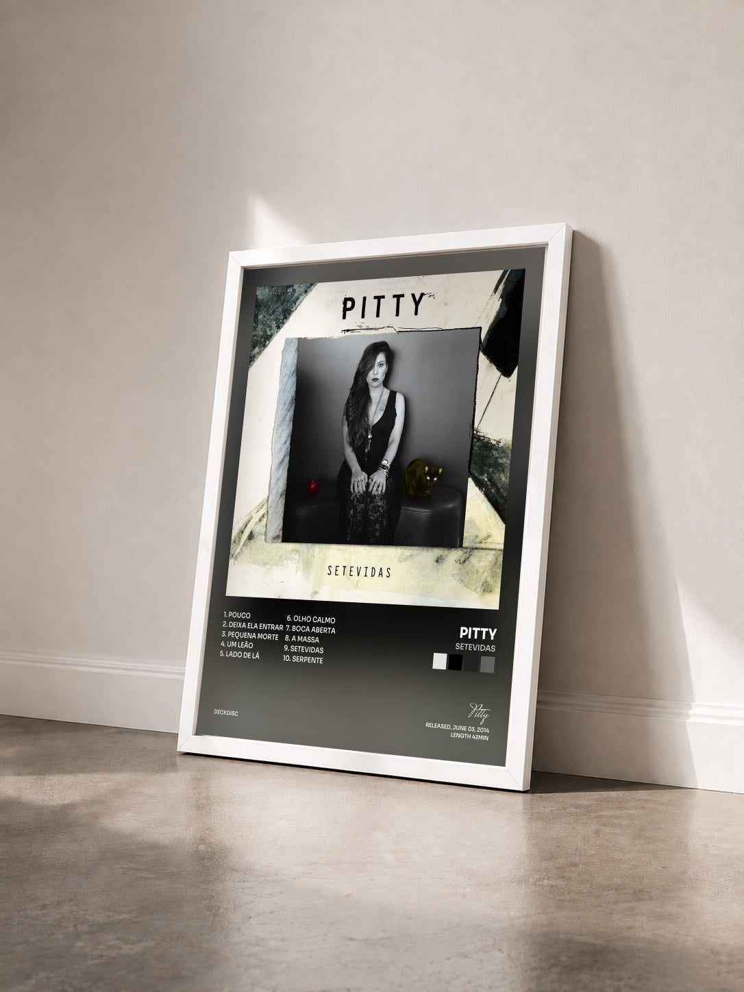 #blanc Tableau de l'album Setevidas de Pitty vu de trois quarts, cadre blanc