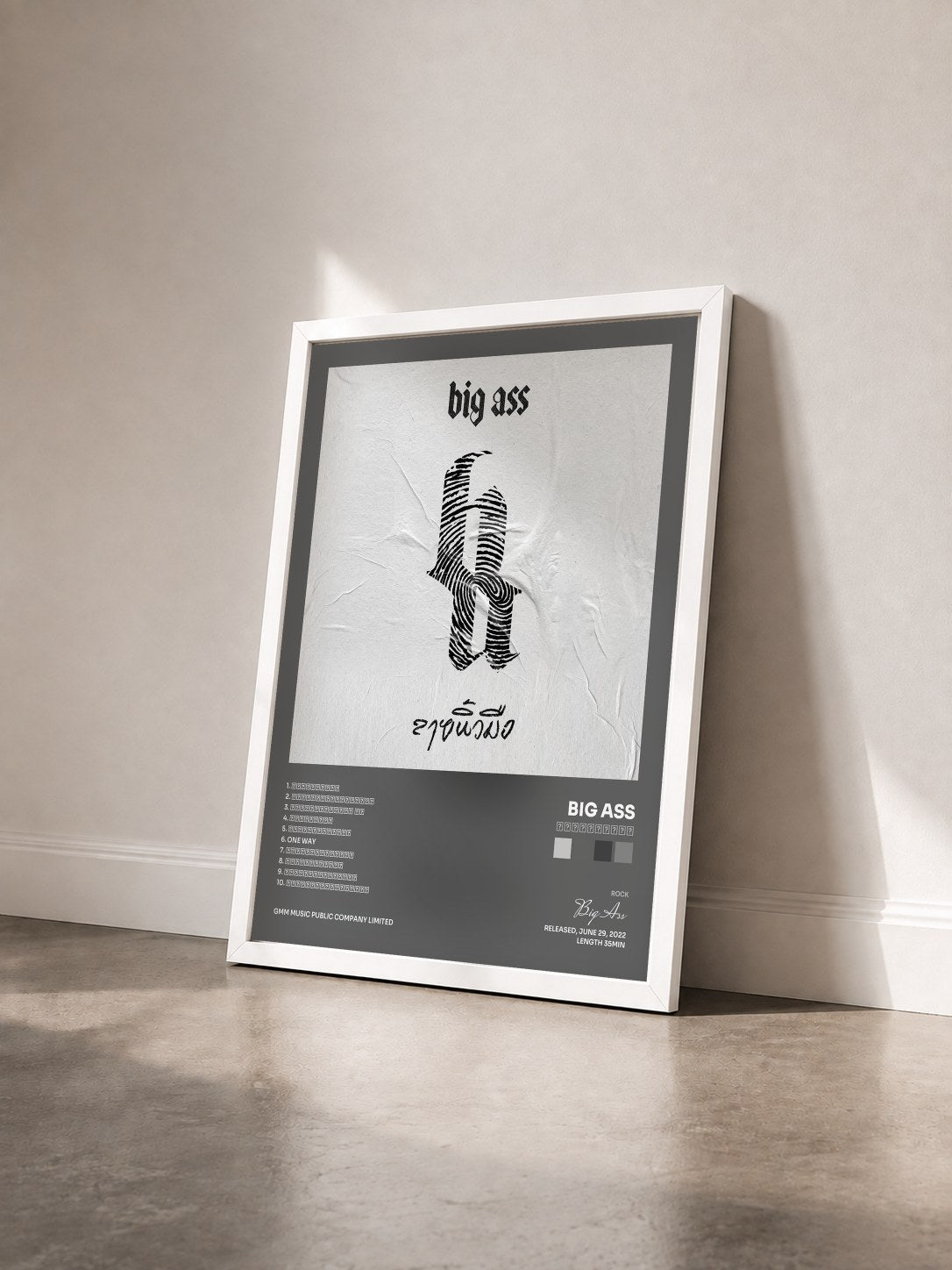 #blanc Tableau de l'album ลายนิ้วมือ de Big Ass vu de trois quarts, cadre blanc