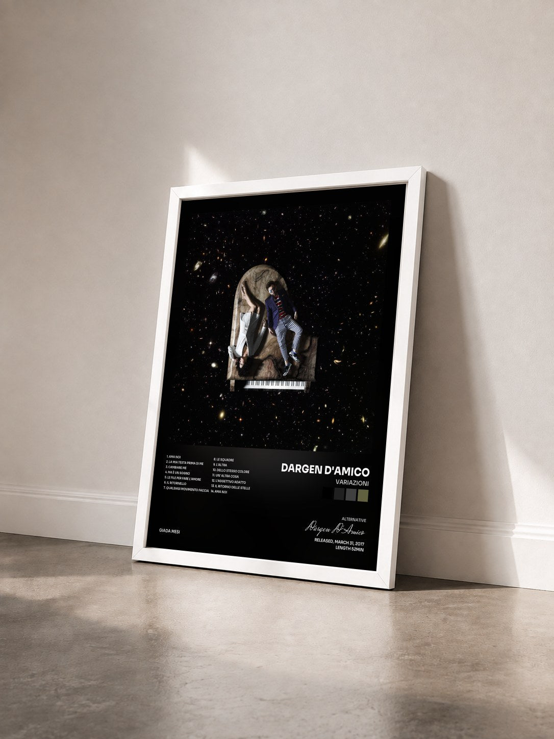 #blanc Tableau de l'album Variazioni de Dargen D'Amico vu de trois quarts, cadre blanc