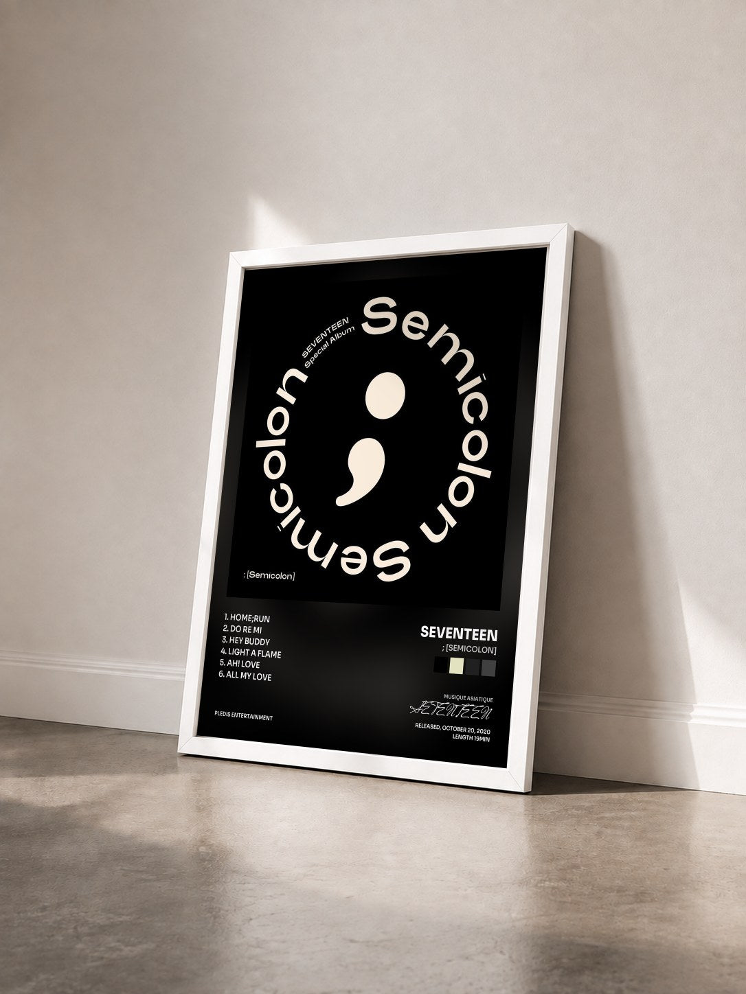 #blanc Tableau de l'album ; [Semicolon] de SEVENTEEN vu de trois quarts, cadre blanc