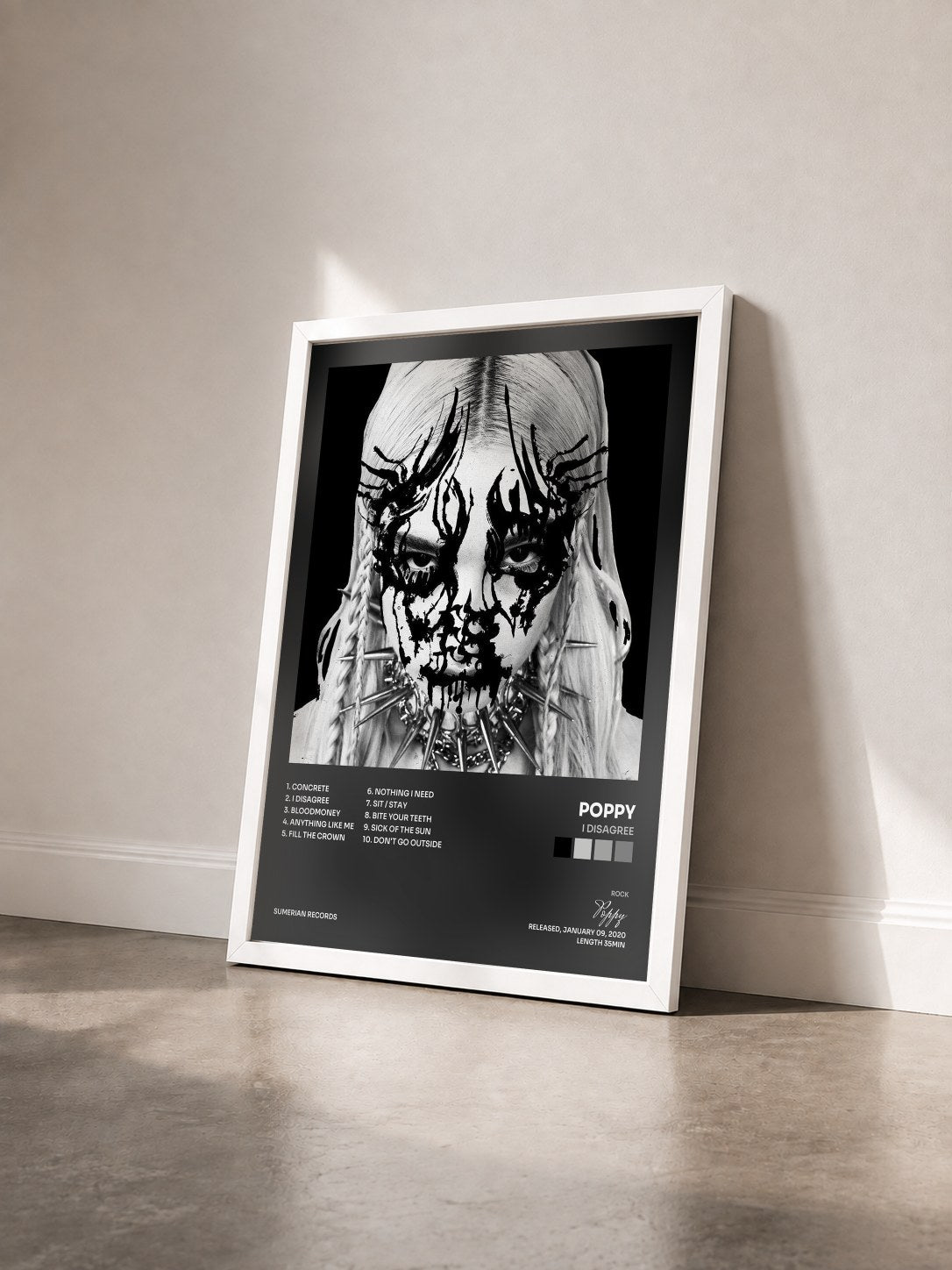 #blanc Tableau de l'album I Disagree de Poppy vu de trois quarts, cadre blanc