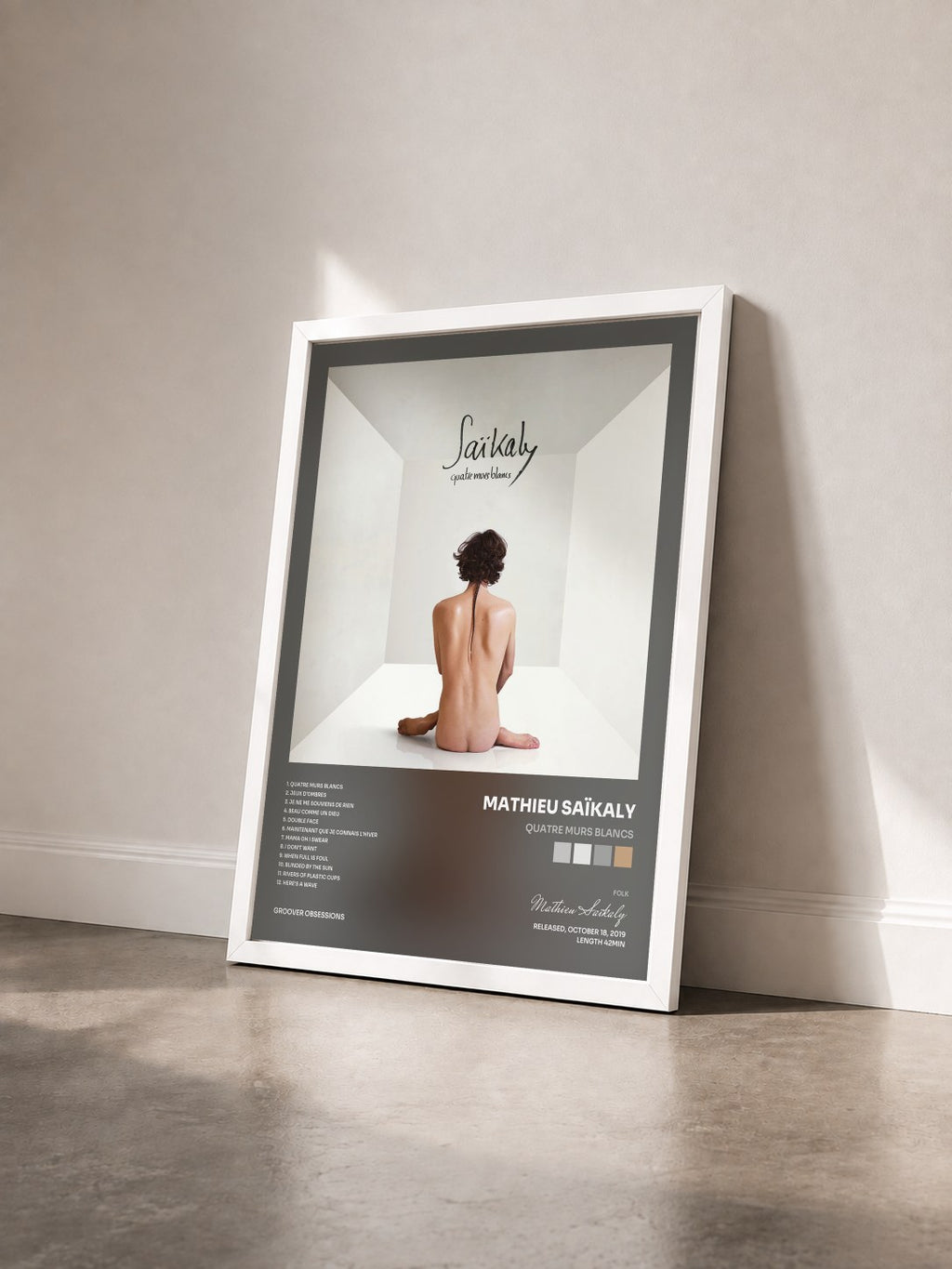 #blanc Tableau de l'album Quatre murs blancs de Mathieu Saïkaly vu de trois quarts, cadre blanc