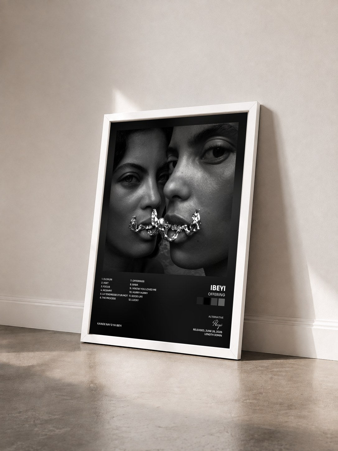 #blanc Tableau de l'album Offering de Ibeyi vu de trois quarts, cadre blanc