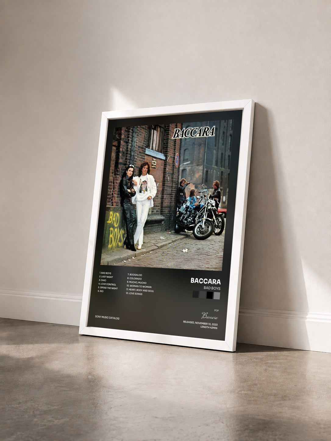 #blanc Tableau de l'album Bad Boys de Baccara vu de trois quarts, cadre blanc