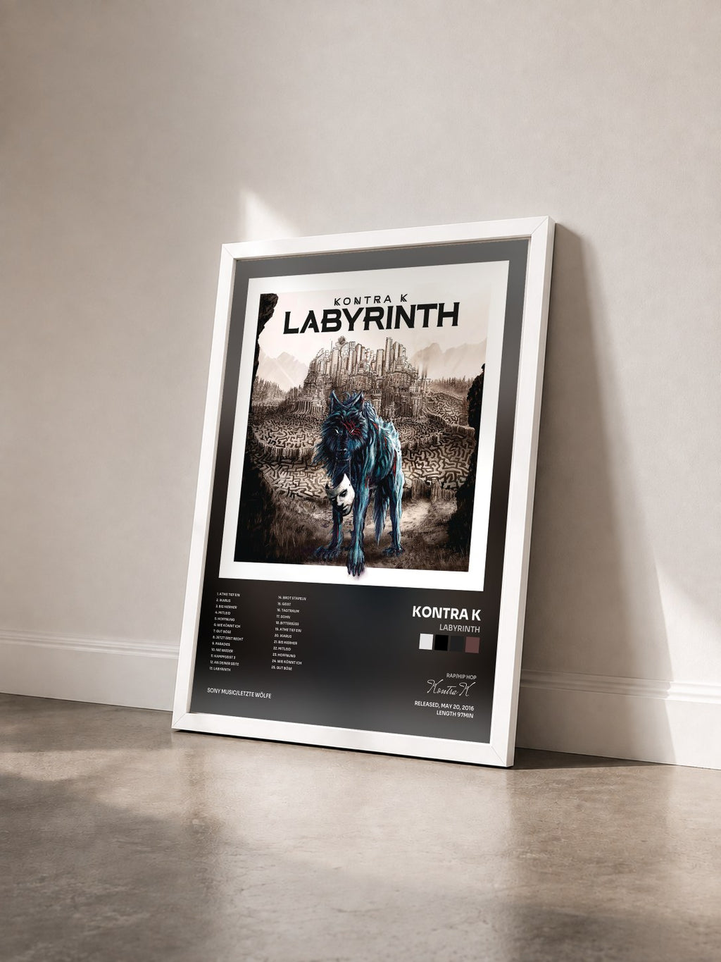 #blanc Labyrinth von Kontra K als gerahmter Kunstdruck von schräg gesehen, weißer Rahmen