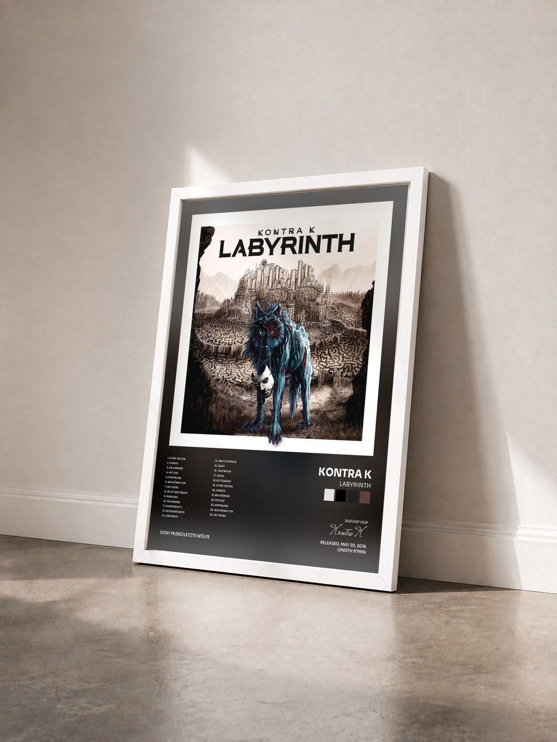 #blanc Tableau de l'album Labyrinth de Kontra K vu de trois quarts, cadre blanc