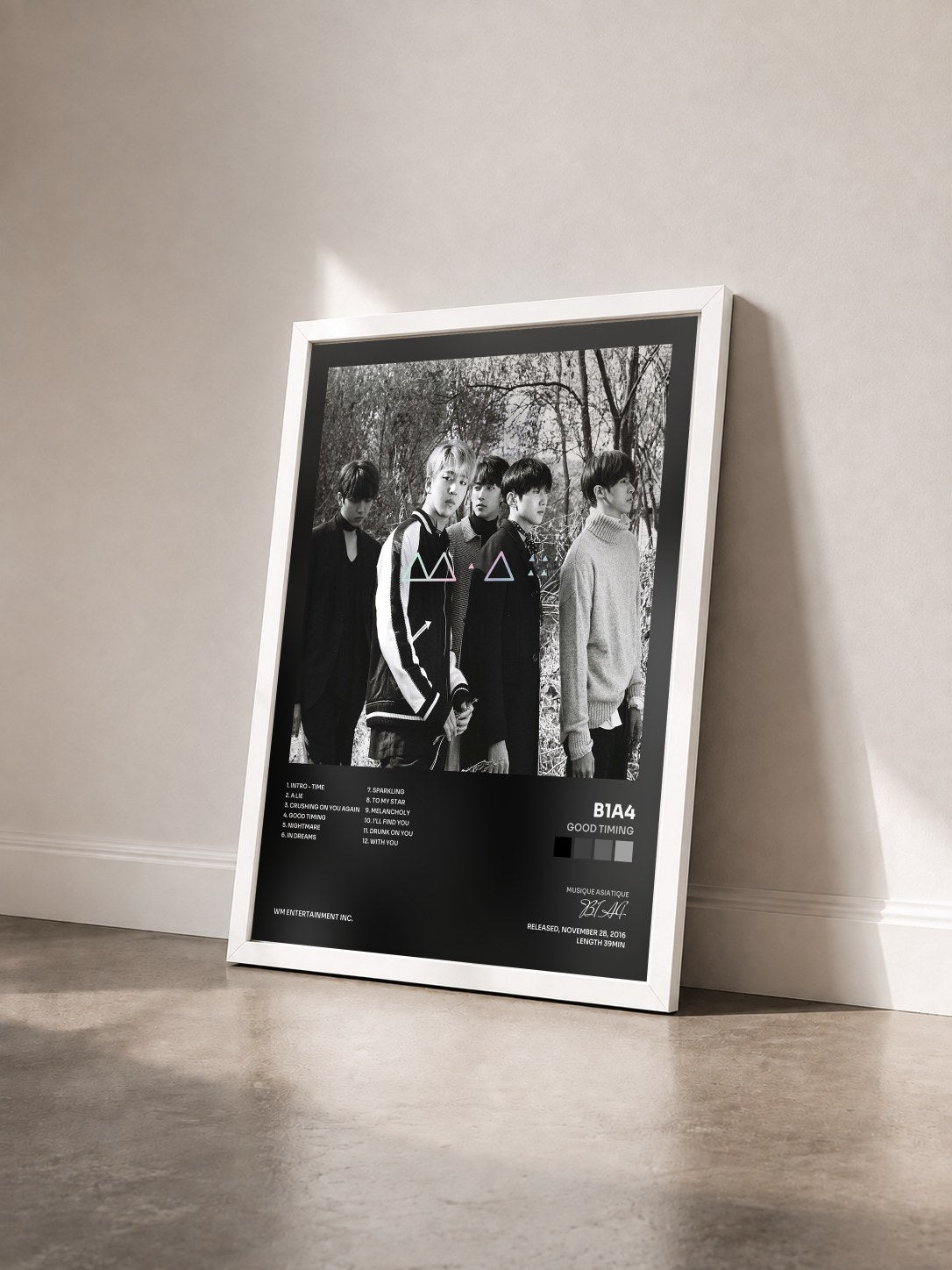 #blanc Tableau de l'album GOOD TIMING de B1A4 vu de trois quarts, cadre blanc