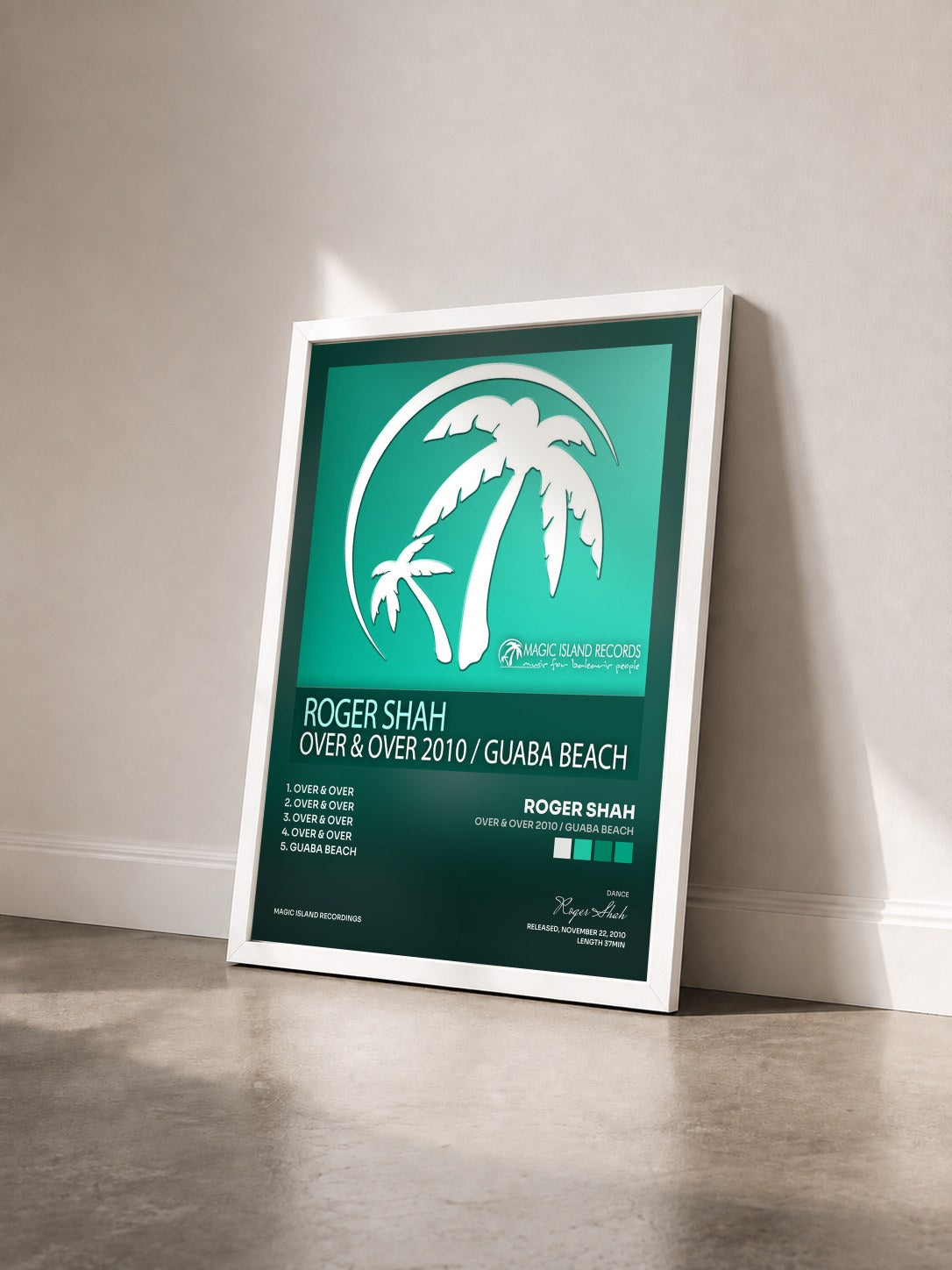 #blanc Tableau de l'album Over & Over 2010 / Guaba Beach de Roger Shah vu de trois quarts, cadre blanc