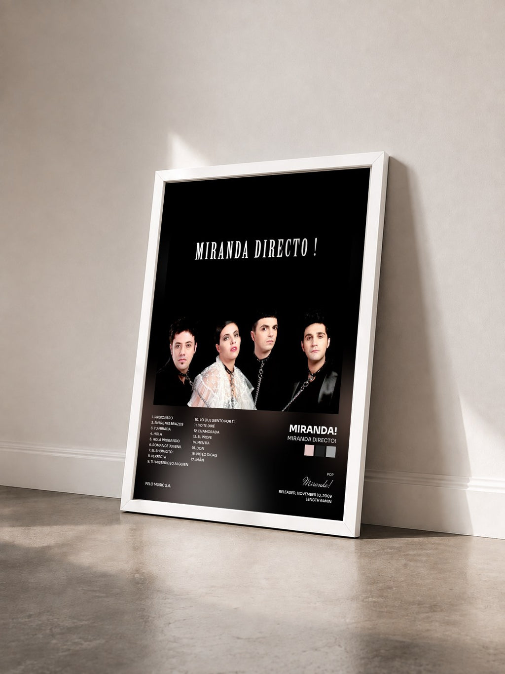 #blanc Tableau de l'album Miranda Directo! de Miranda! vu de trois quarts, cadre blanc