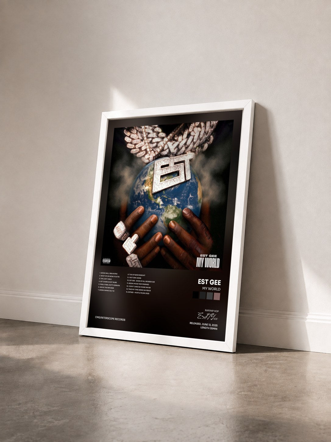 #blanc Tableau de l'album My World de EST Gee vu de trois quarts, cadre blanc