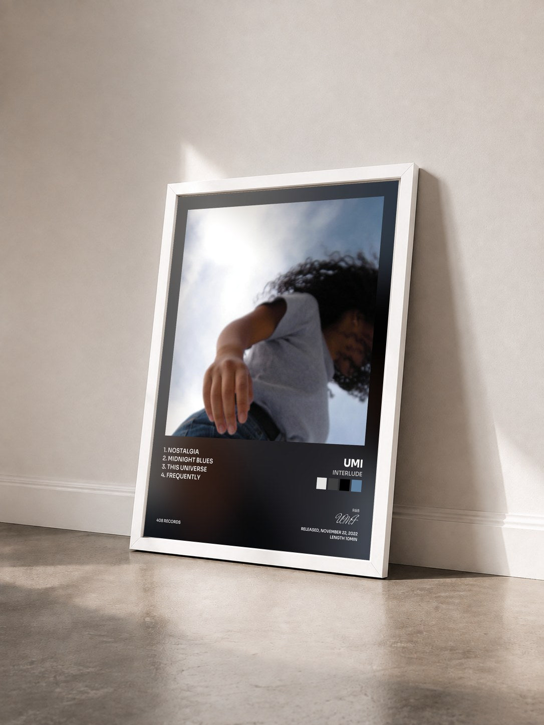 #blanc Tableau de l'album Interlude de UMI vu de trois quarts, cadre blanc