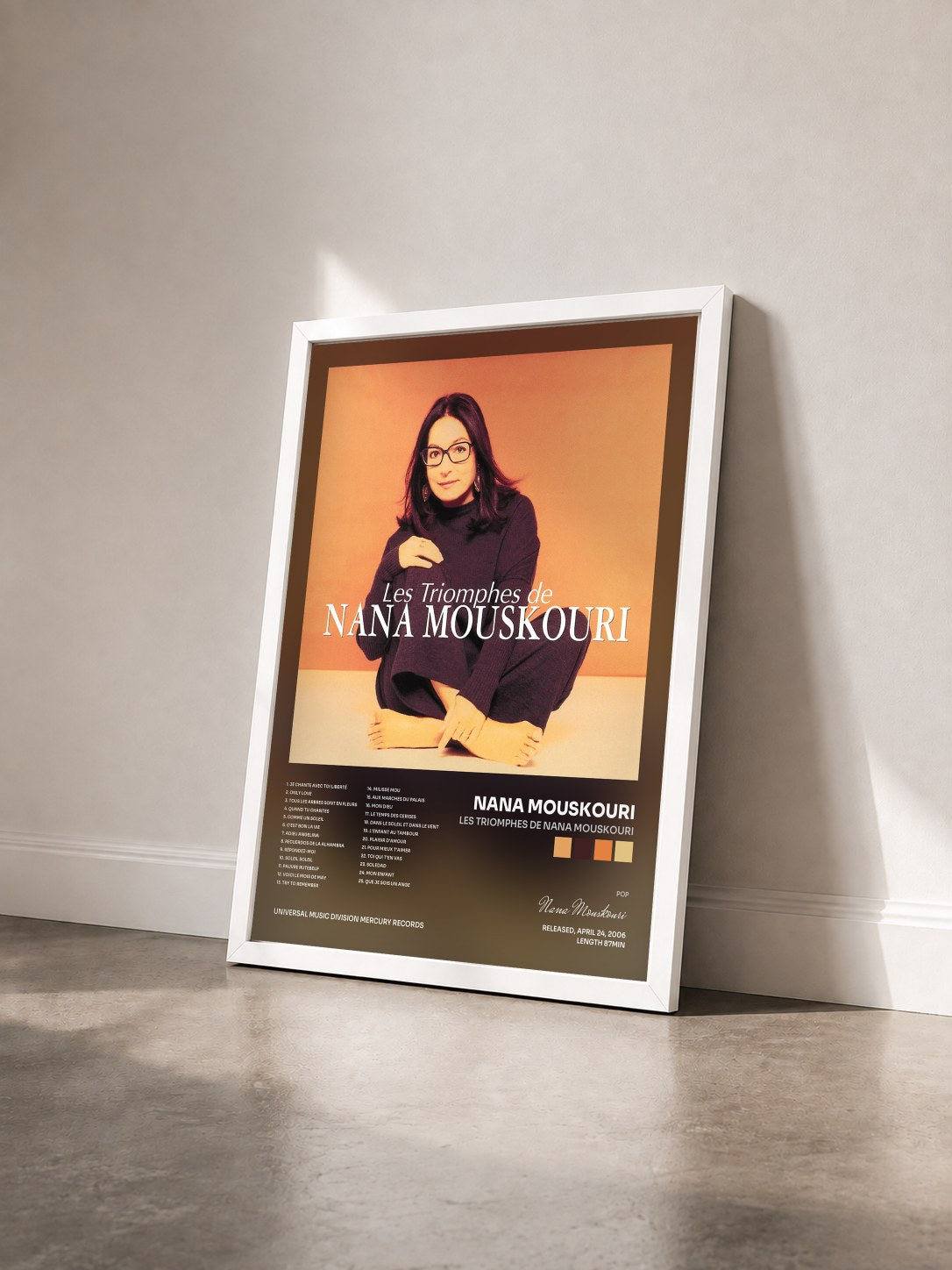 #blanc Tableau de l'album Les triomphes de Nana Mouskouri de Nana Mouskouri vu de trois quarts, cadre blanc