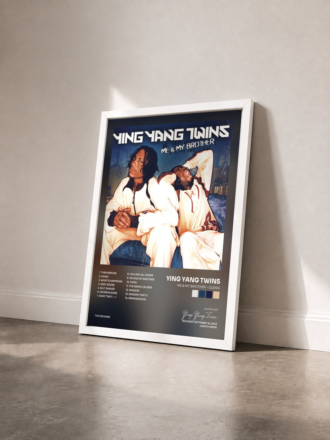 #blanc Tableau de l'album Me & My Brother - Clean de Ying Yang Twins vu de trois quarts, cadre blanc