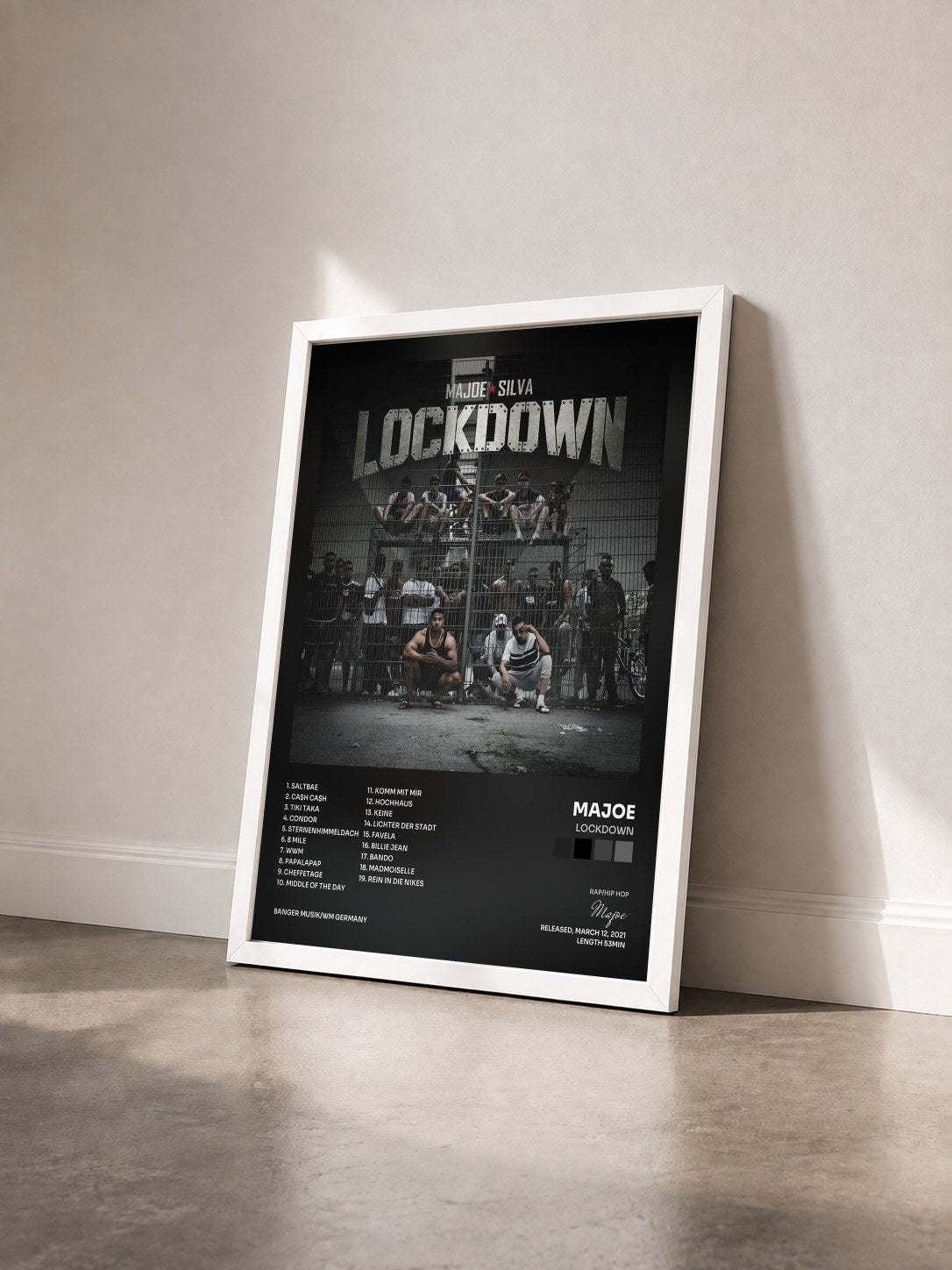 #blanc Tableau de l'album LOCKDOWN de Majoe vu de trois quarts, cadre blanc
