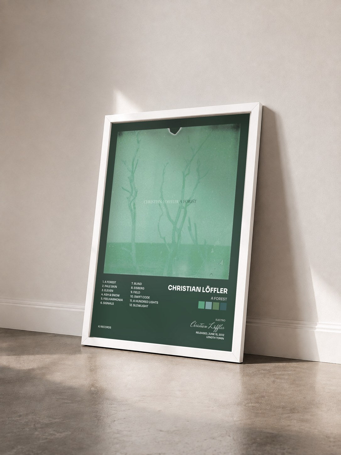 #blanc Tableau de l'album A Forest de Christian Löffler vu de trois quarts, cadre blanc