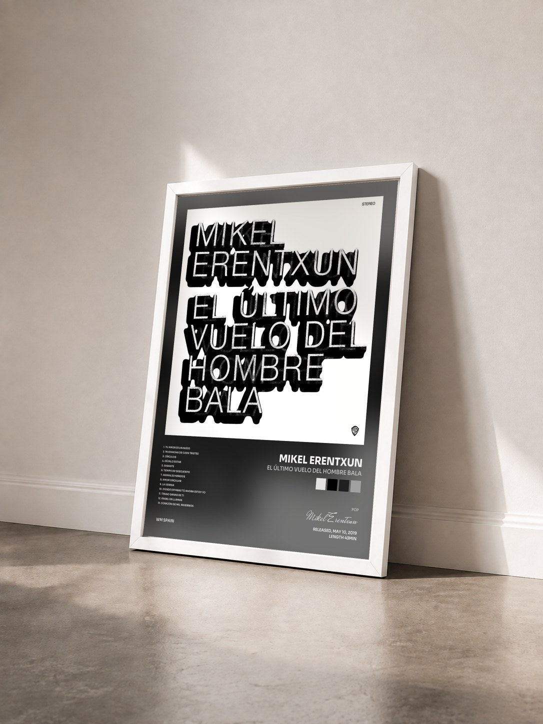 #blanc Tableau de l'album El último vuelo del hombre bala de Mikel Erentxun vu de trois quarts, cadre blanc
