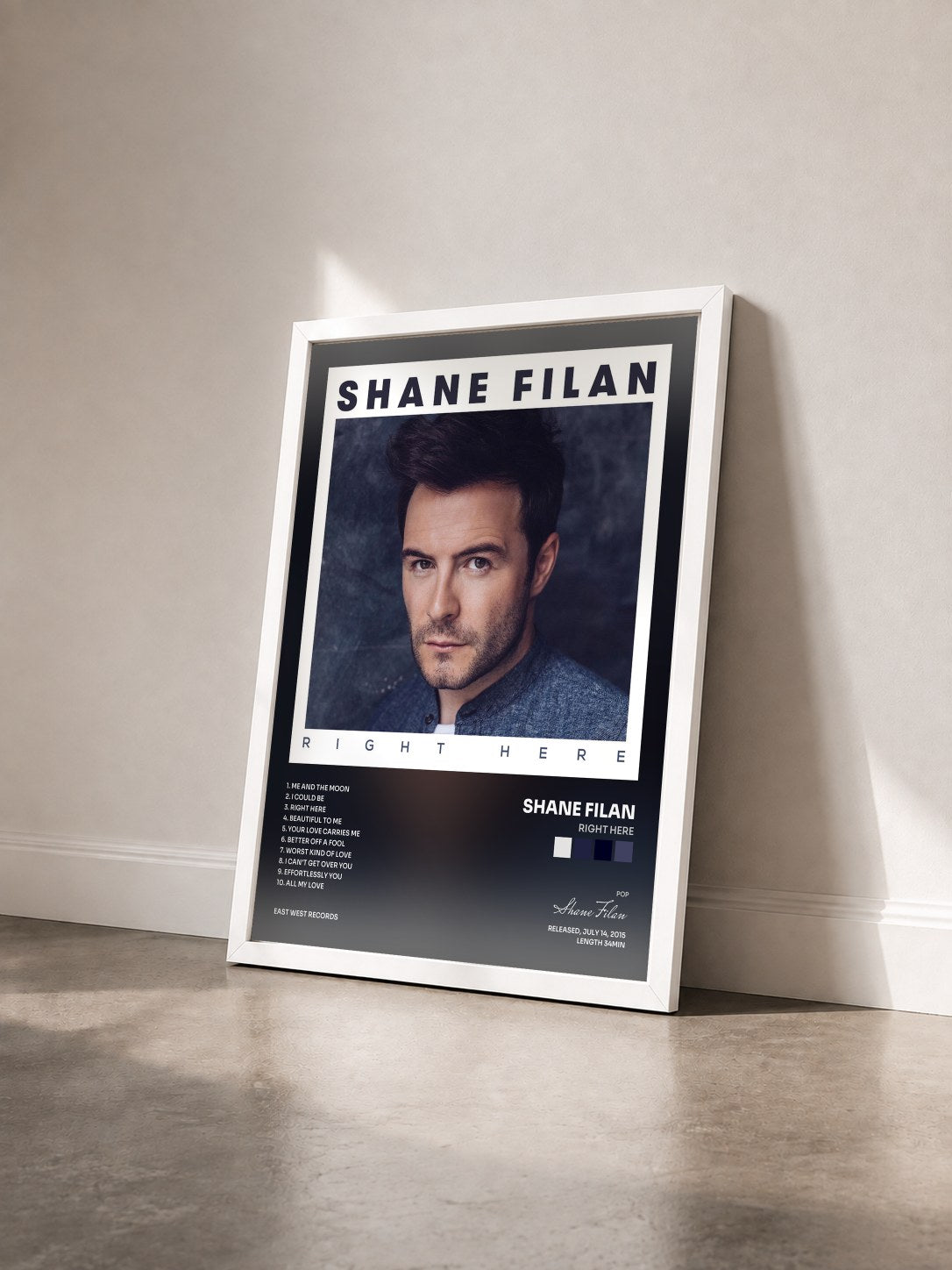 #blanc Tableau de l'album Right Here de Shane Filan vu de trois quarts, cadre blanc