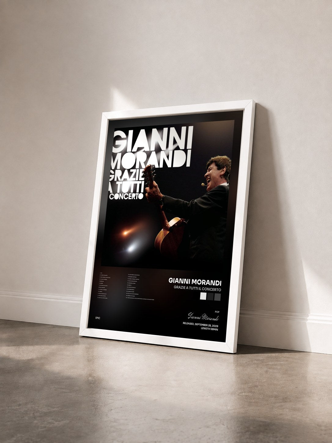 #blanc Tableau de l'album Grazie A Tutti Il Concerto de Gianni Morandi vu de trois quarts, cadre blanc