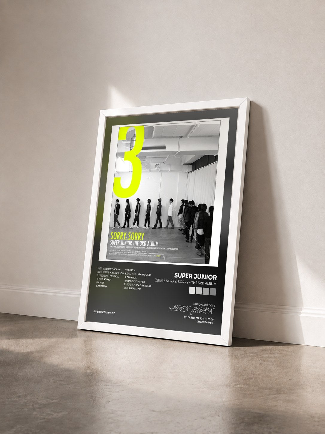 #blanc Tableau de l'album 쏘리 쏘리 SORRY, SORRY - The 3rd Album de SUPER JUNIOR vu de trois quarts, cadre blanc