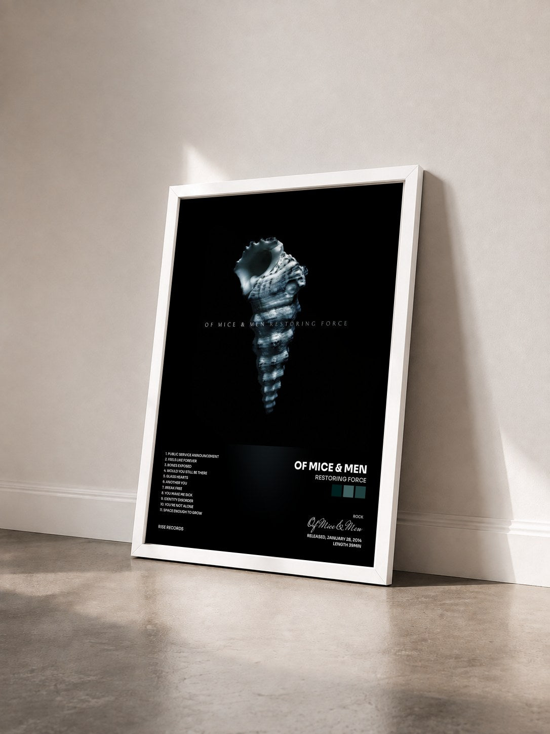 #blanc Tableau de l'album Restoring Force de Of Mice & Men vu de trois quarts, cadre blanc