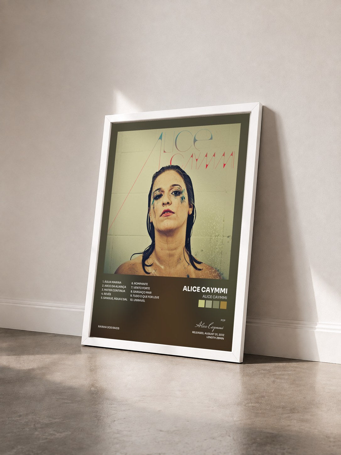 #blanc Tableau de l'album Alice Caymmi de Alice Caymmi vu de trois quarts, cadre blanc
