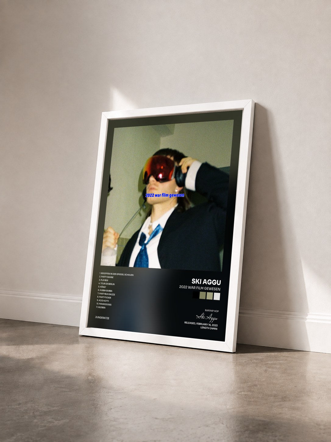 #blanc Tableau de l'album 2022 war film gewesen de Ski Aggu vu de trois quarts, cadre blanc
